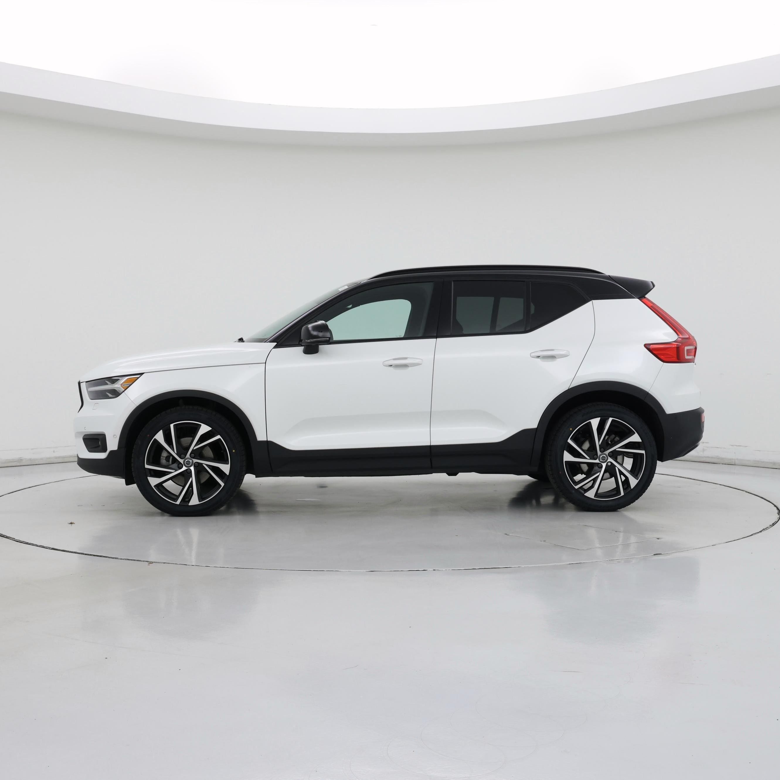 Thumbnail: 2021 Volvo XC40 - 3