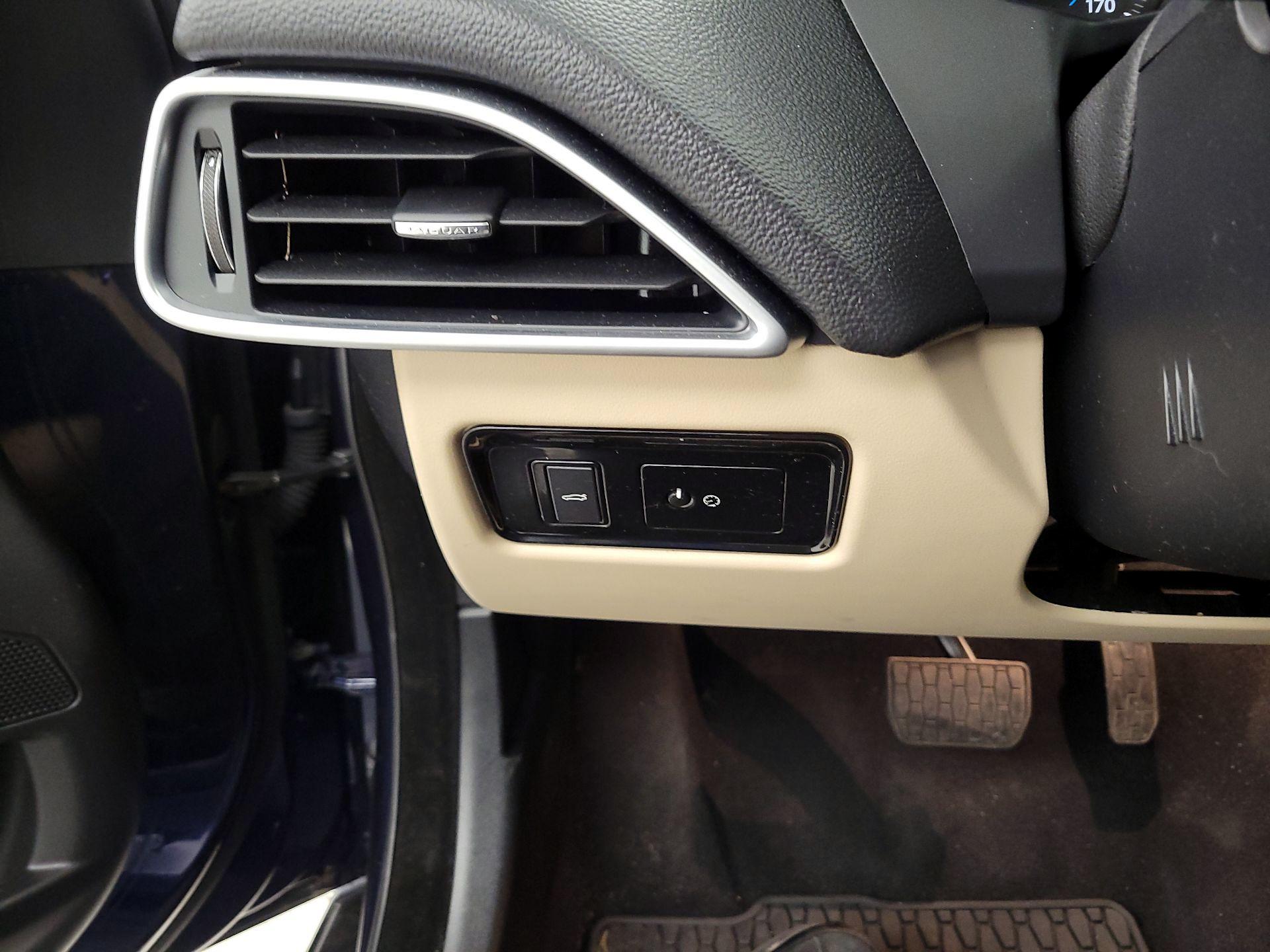 Thumbnail: 2017 Jaguar XE - 13