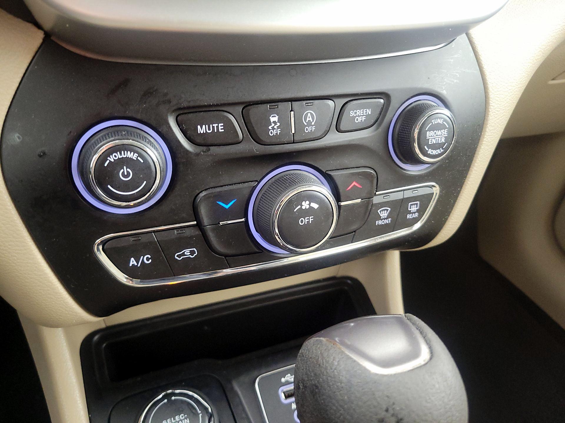 Thumbnail: 2019 Jeep Cherokee - 16