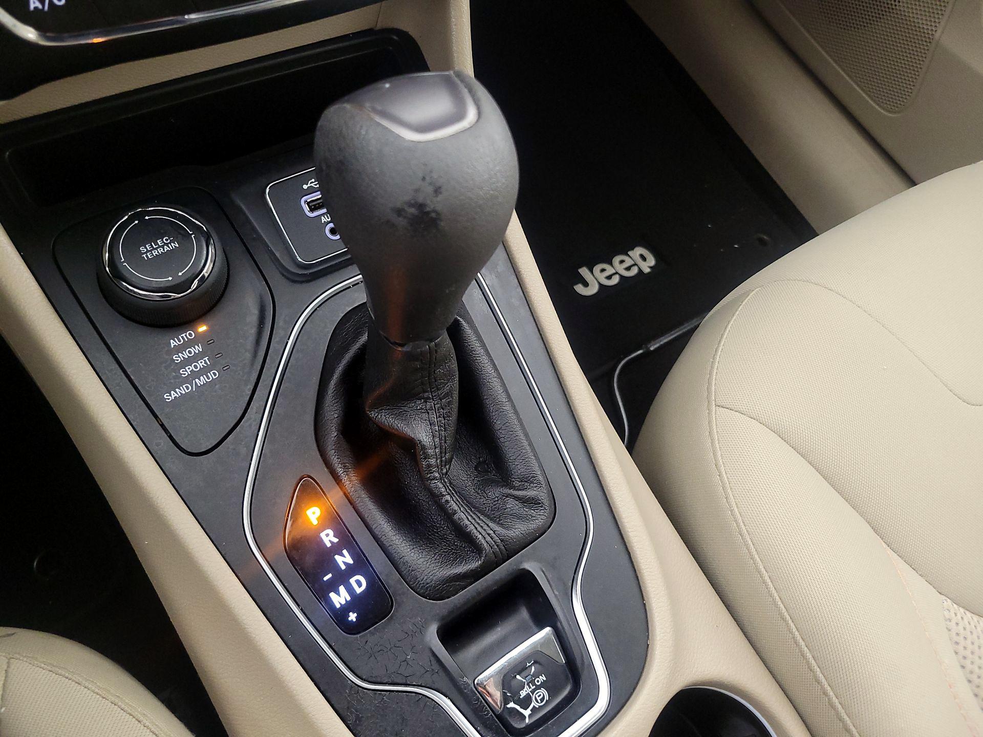 Thumbnail: 2019 Jeep Cherokee - 17