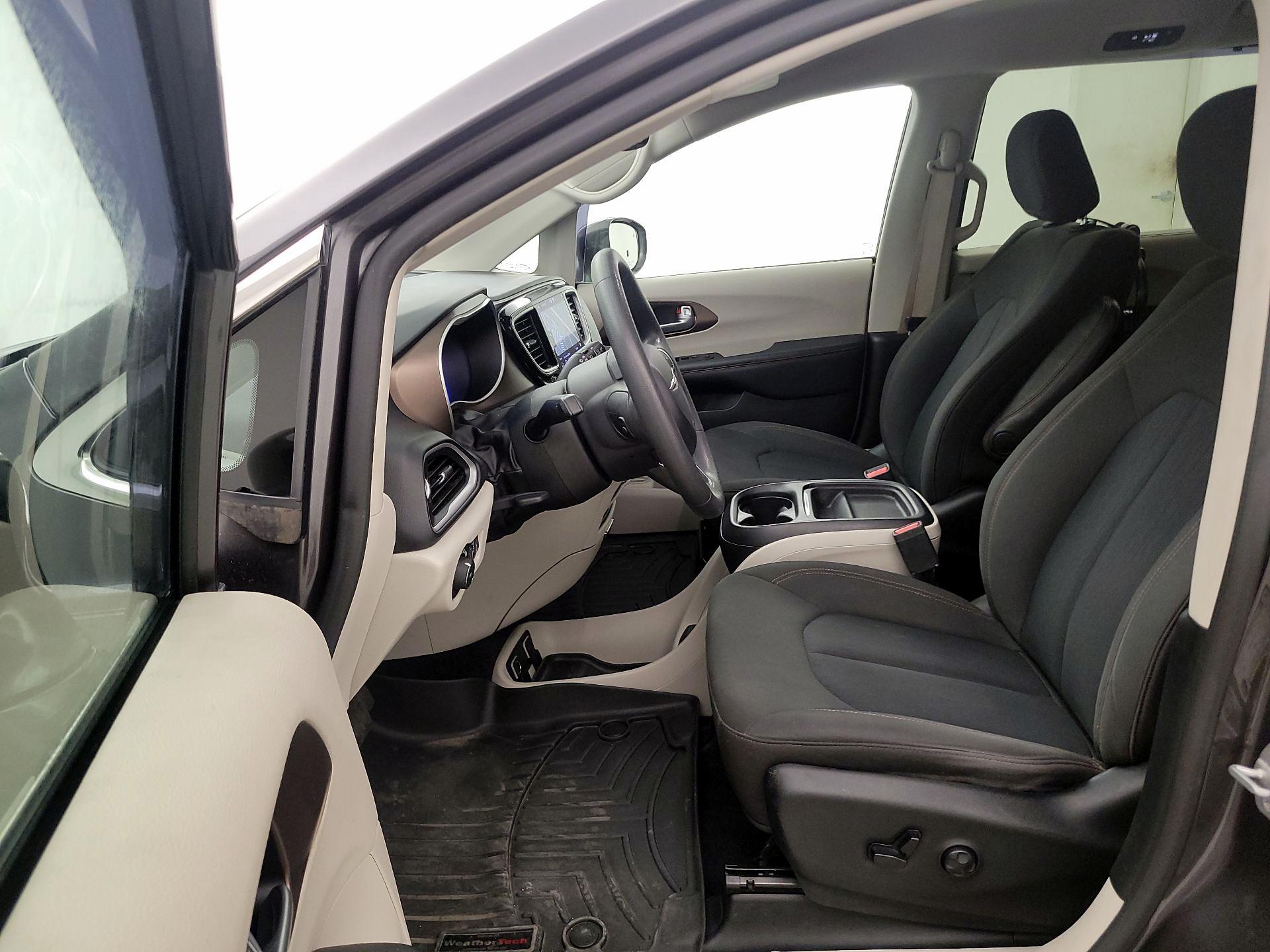 Thumbnail: 2018 Chrysler Pacifica - 11