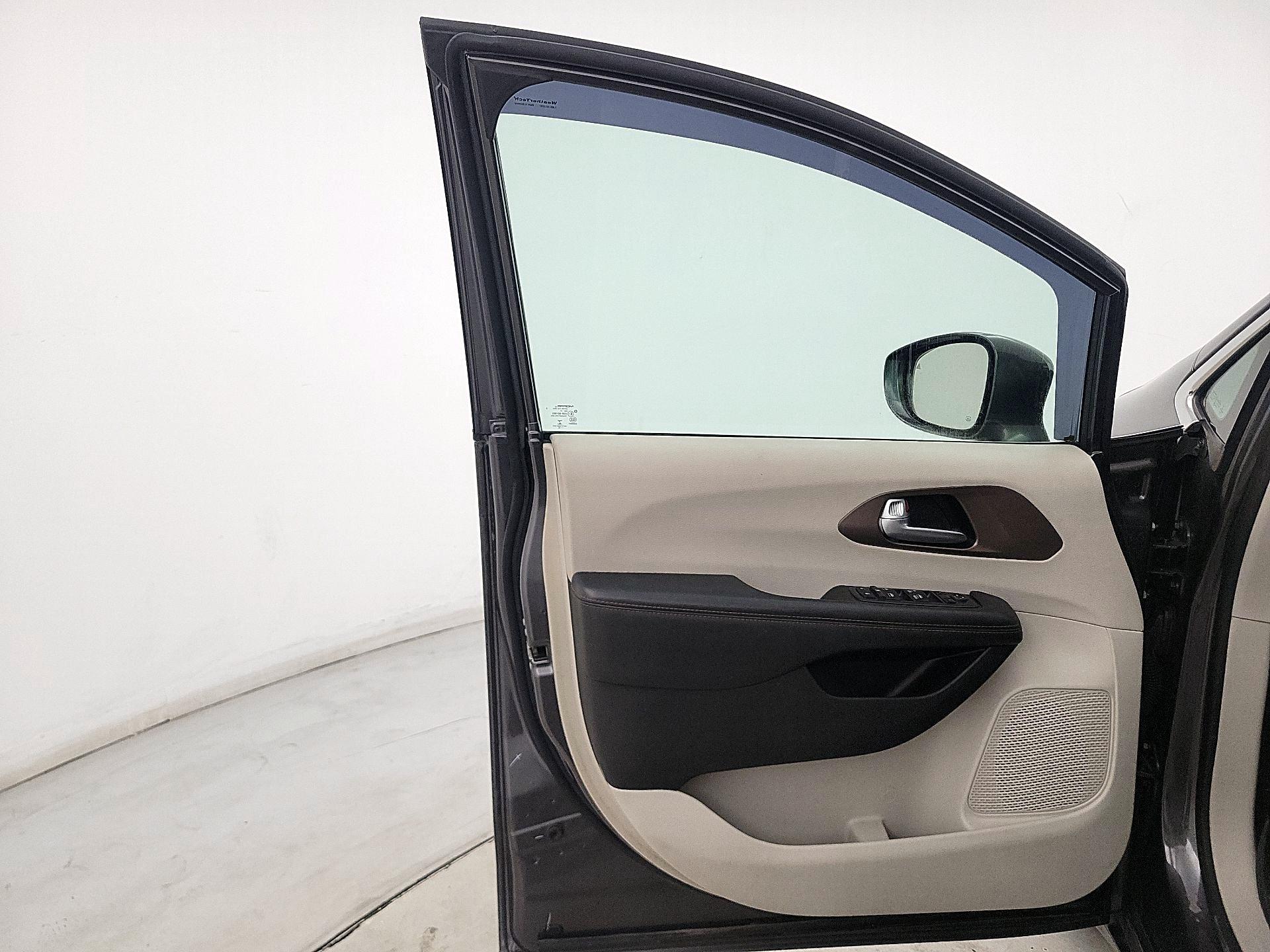 Thumbnail: 2018 Chrysler Pacifica - 12