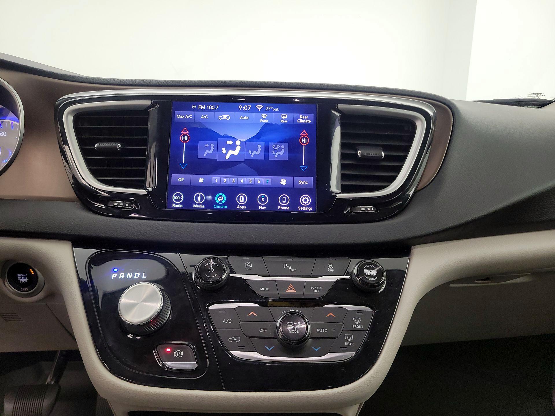 Thumbnail: 2018 Chrysler Pacifica - 17