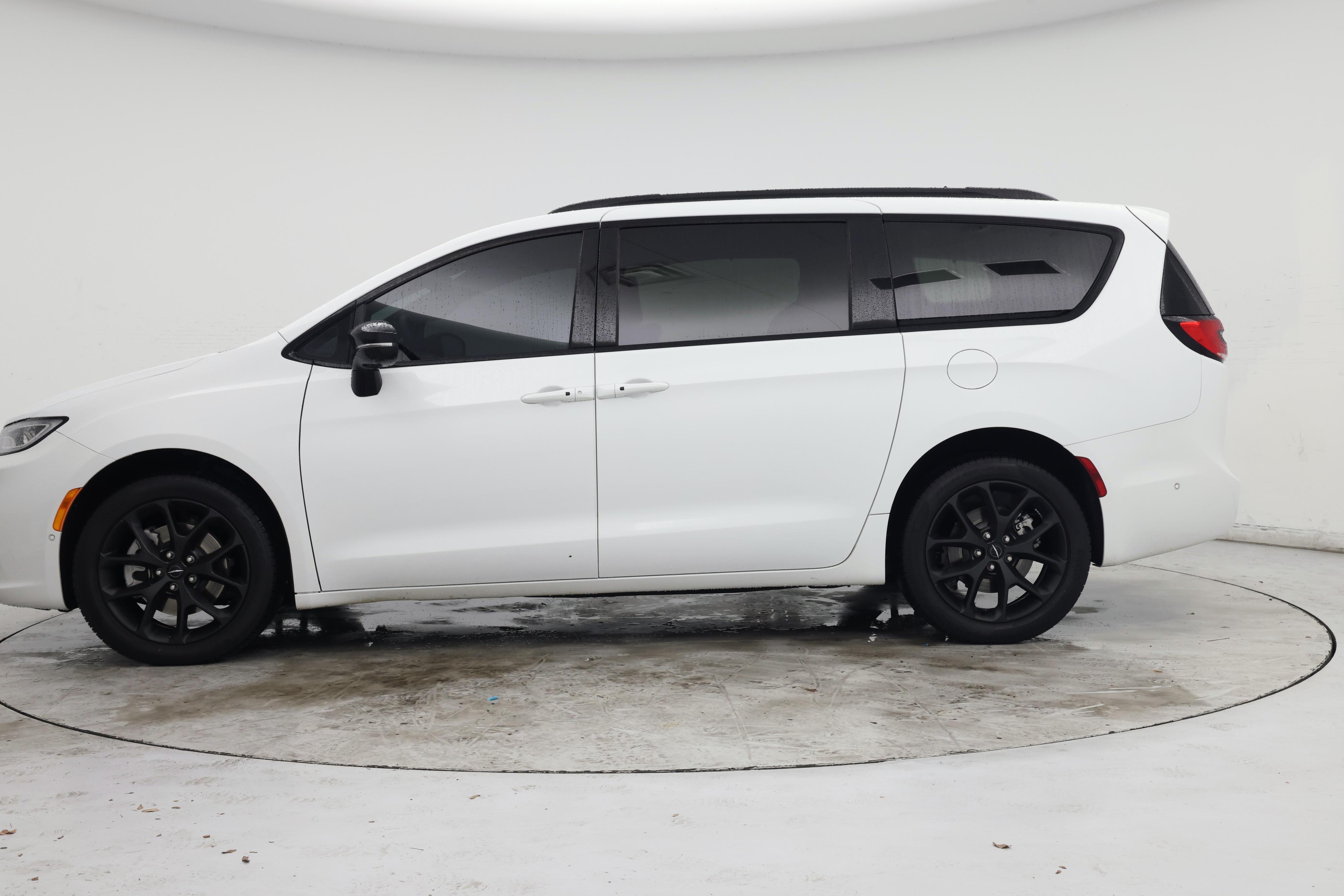 Thumbnail: 2023 Chrysler Pacifica - 3