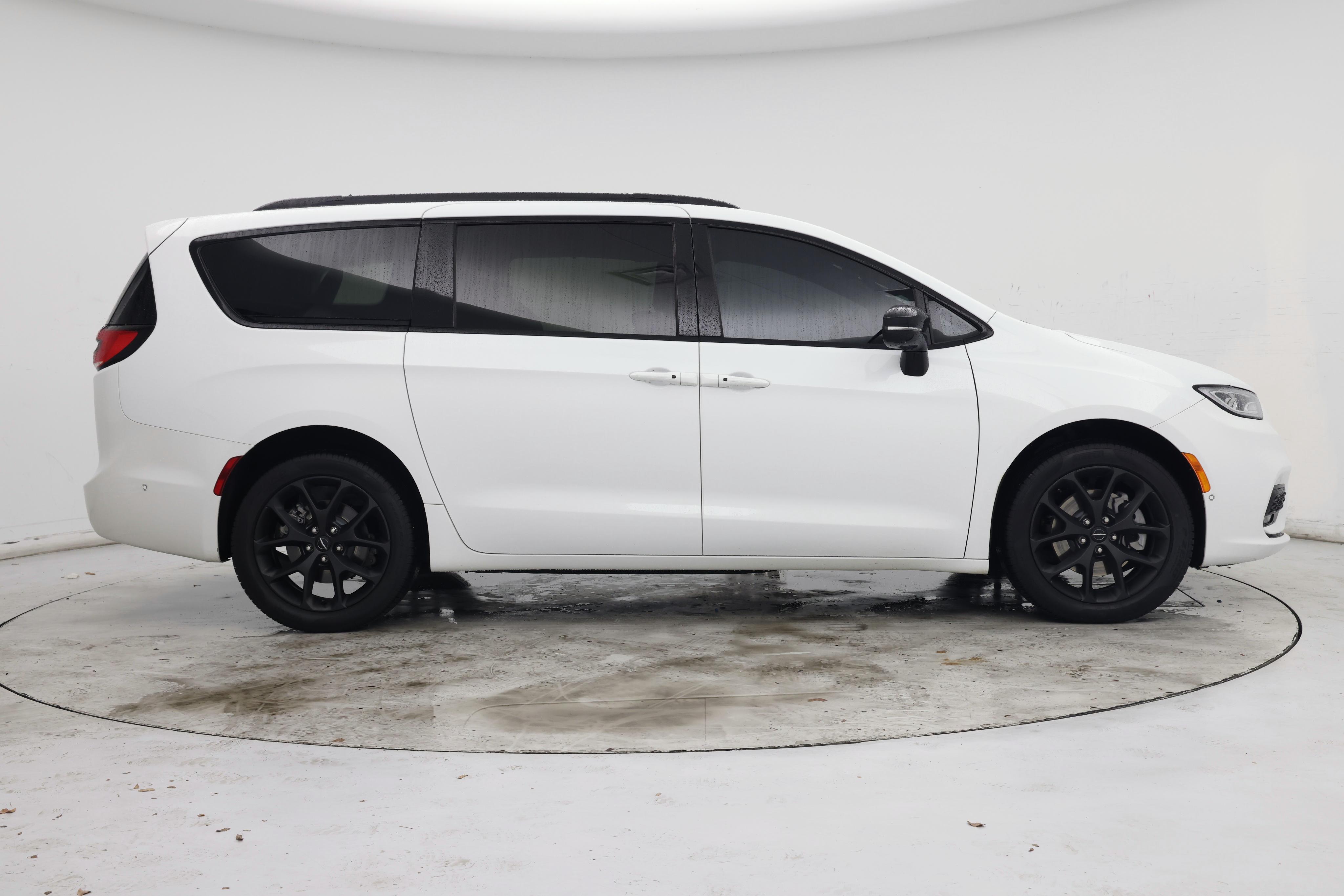 Thumbnail: 2023 Chrysler Pacifica - 7