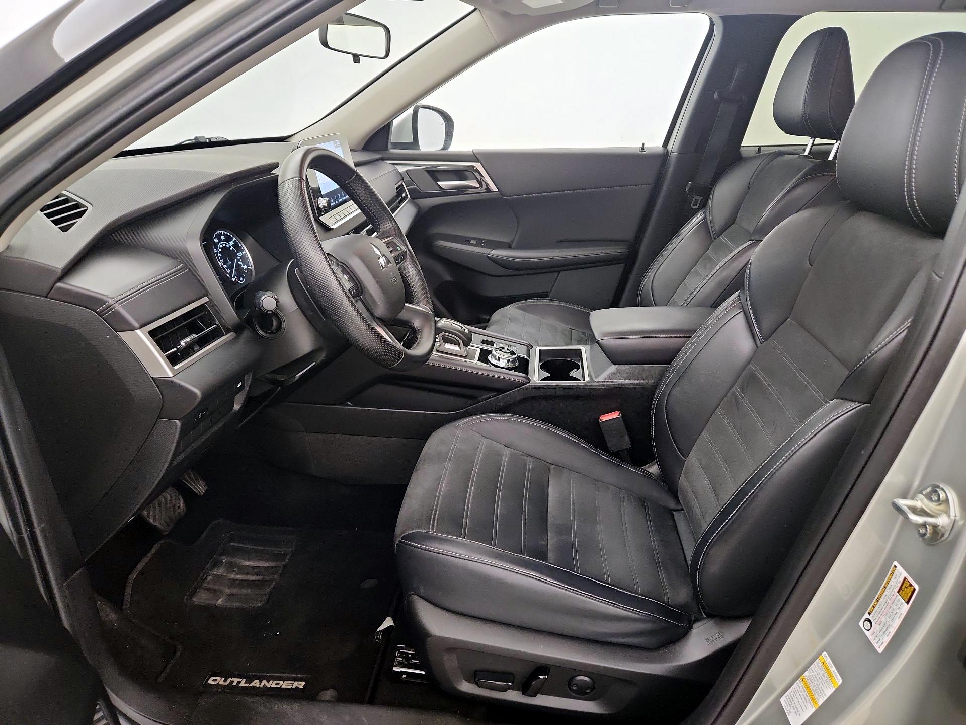 Thumbnail: 2023 Mitsubishi Outlander - 11