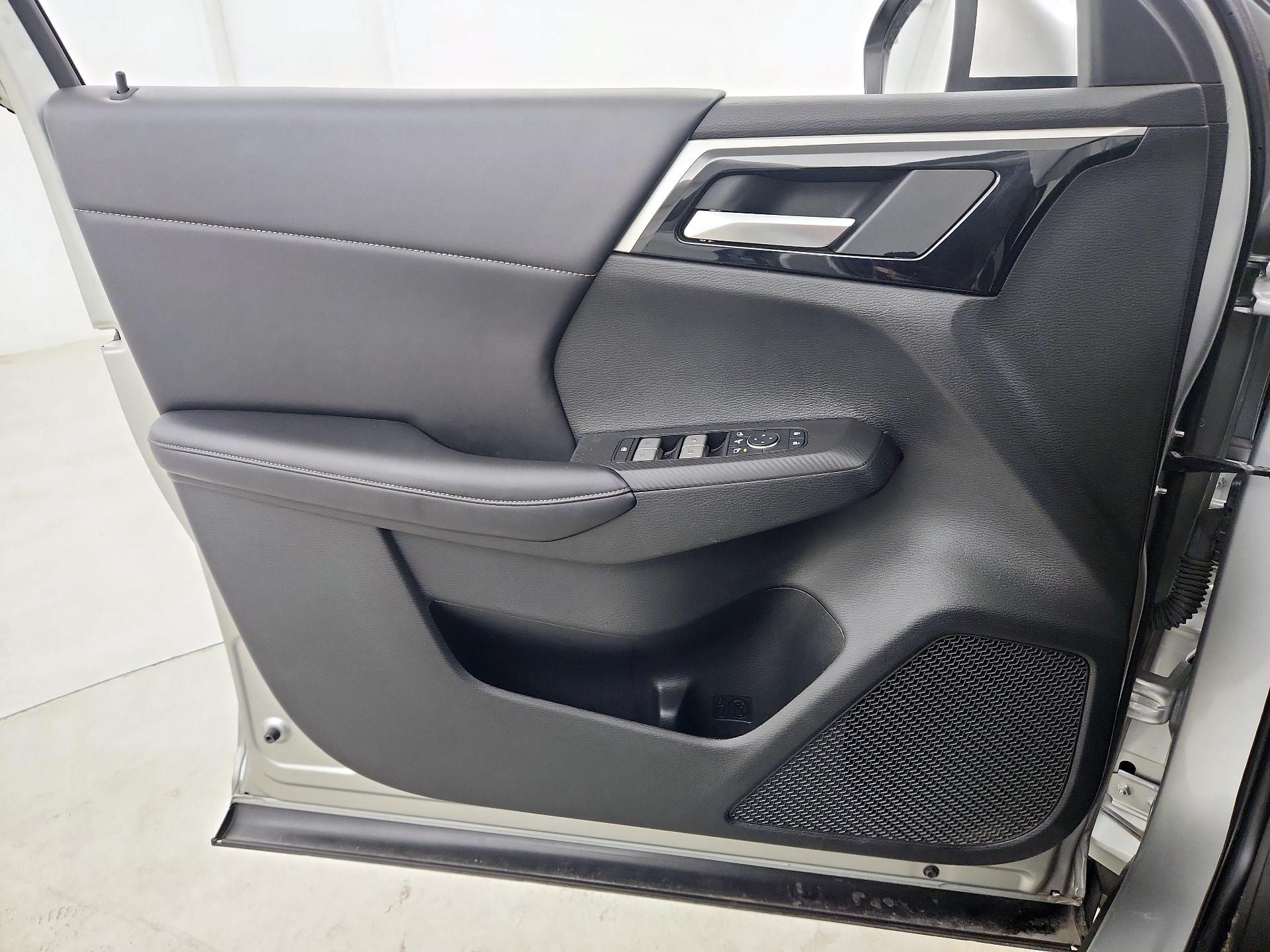 Thumbnail: 2023 Mitsubishi Outlander - 12