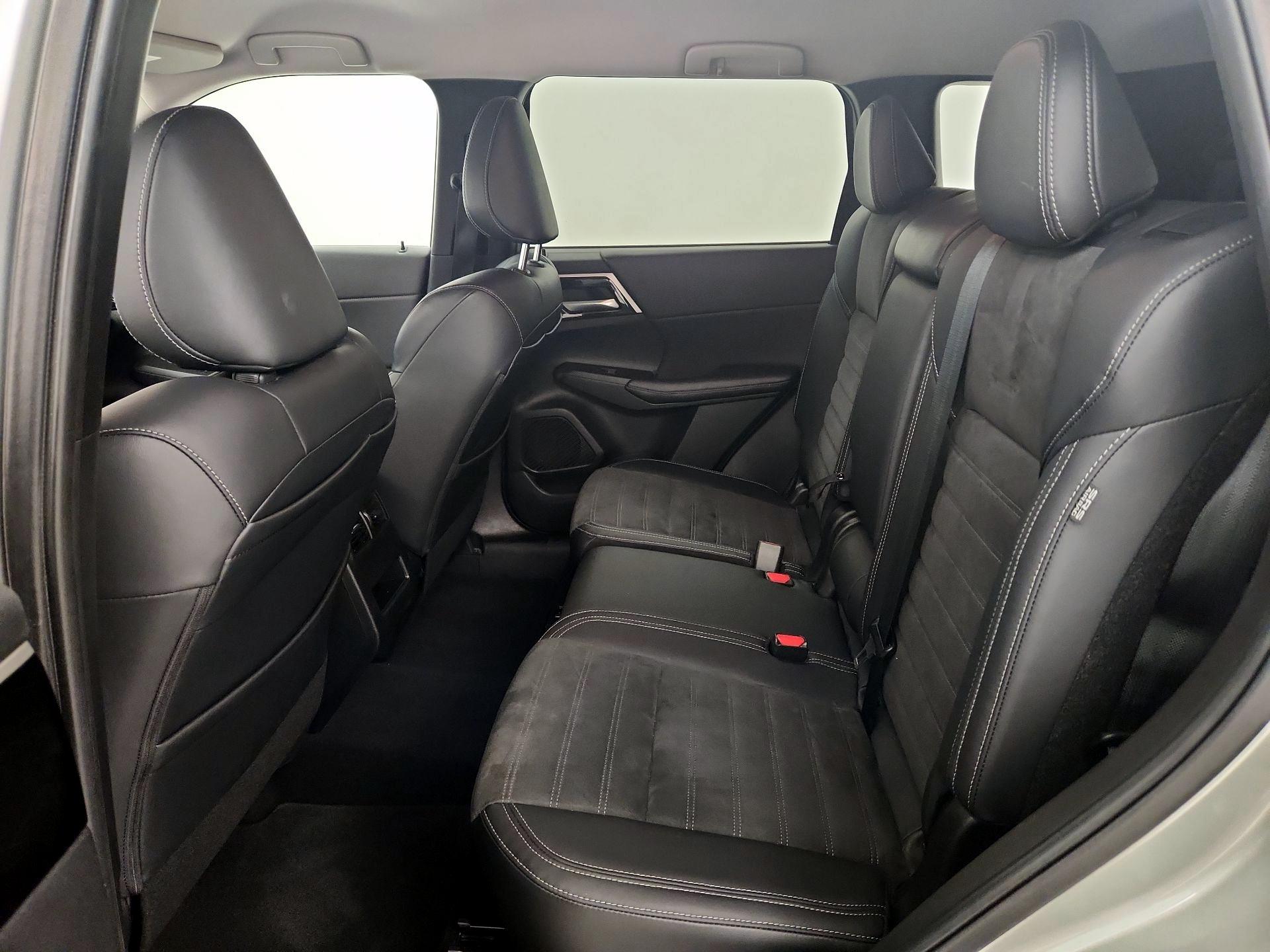 Thumbnail: 2023 Mitsubishi Outlander - 20