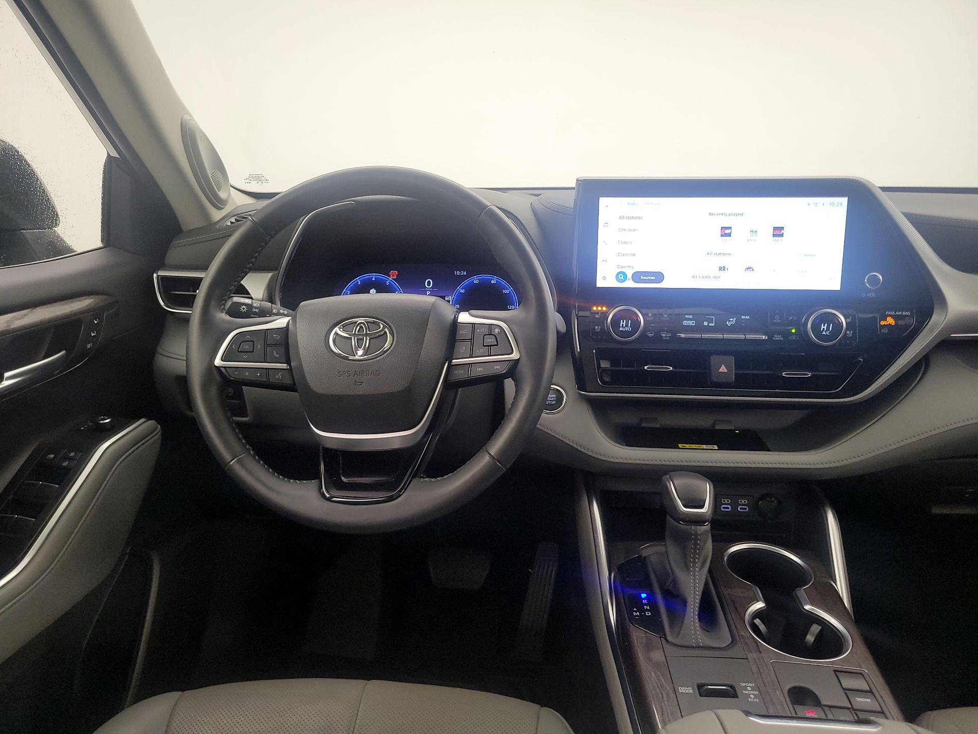 Thumbnail: 2023 Toyota Highlander - 10