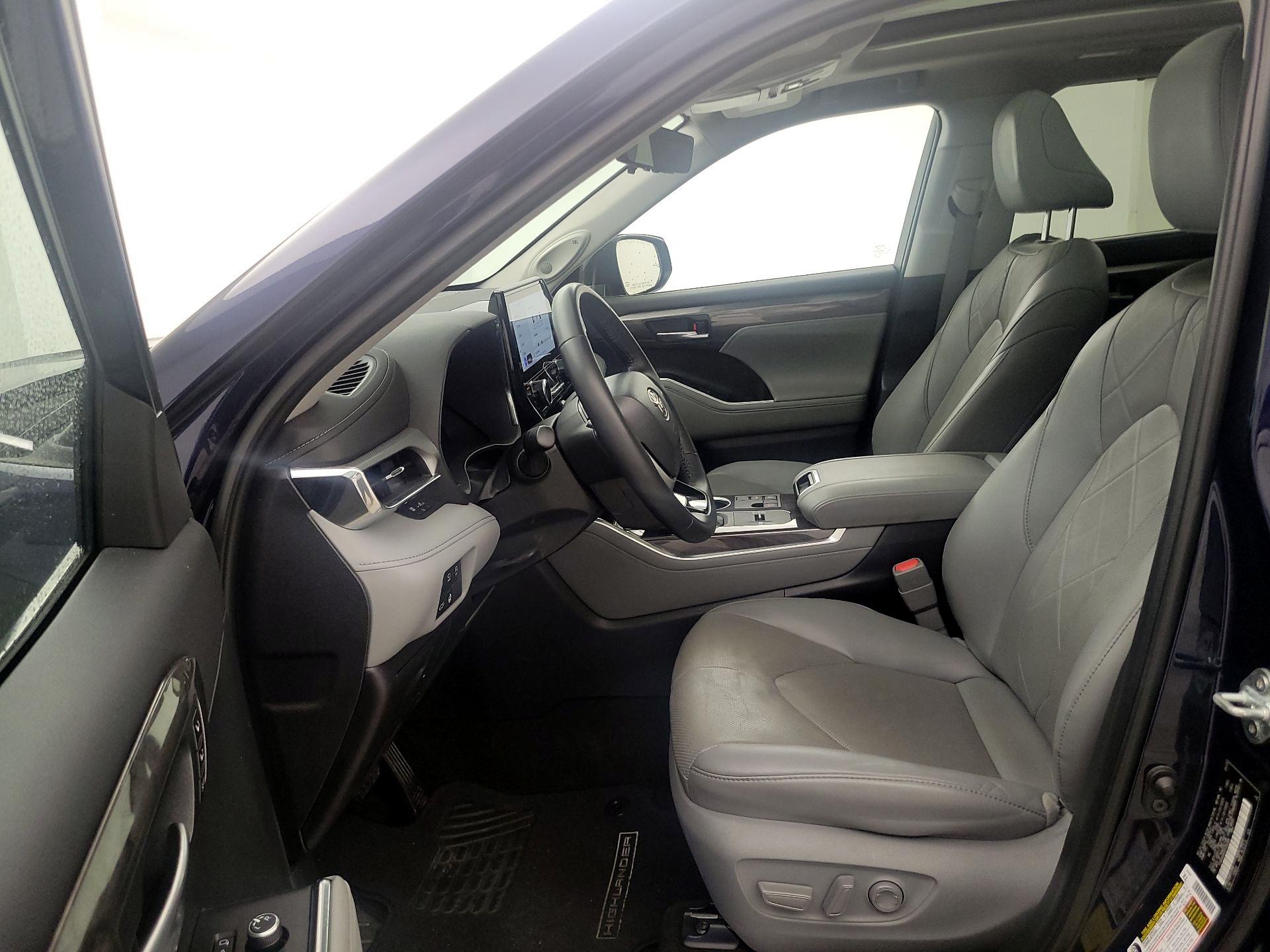 Thumbnail: 2023 Toyota Highlander - 11