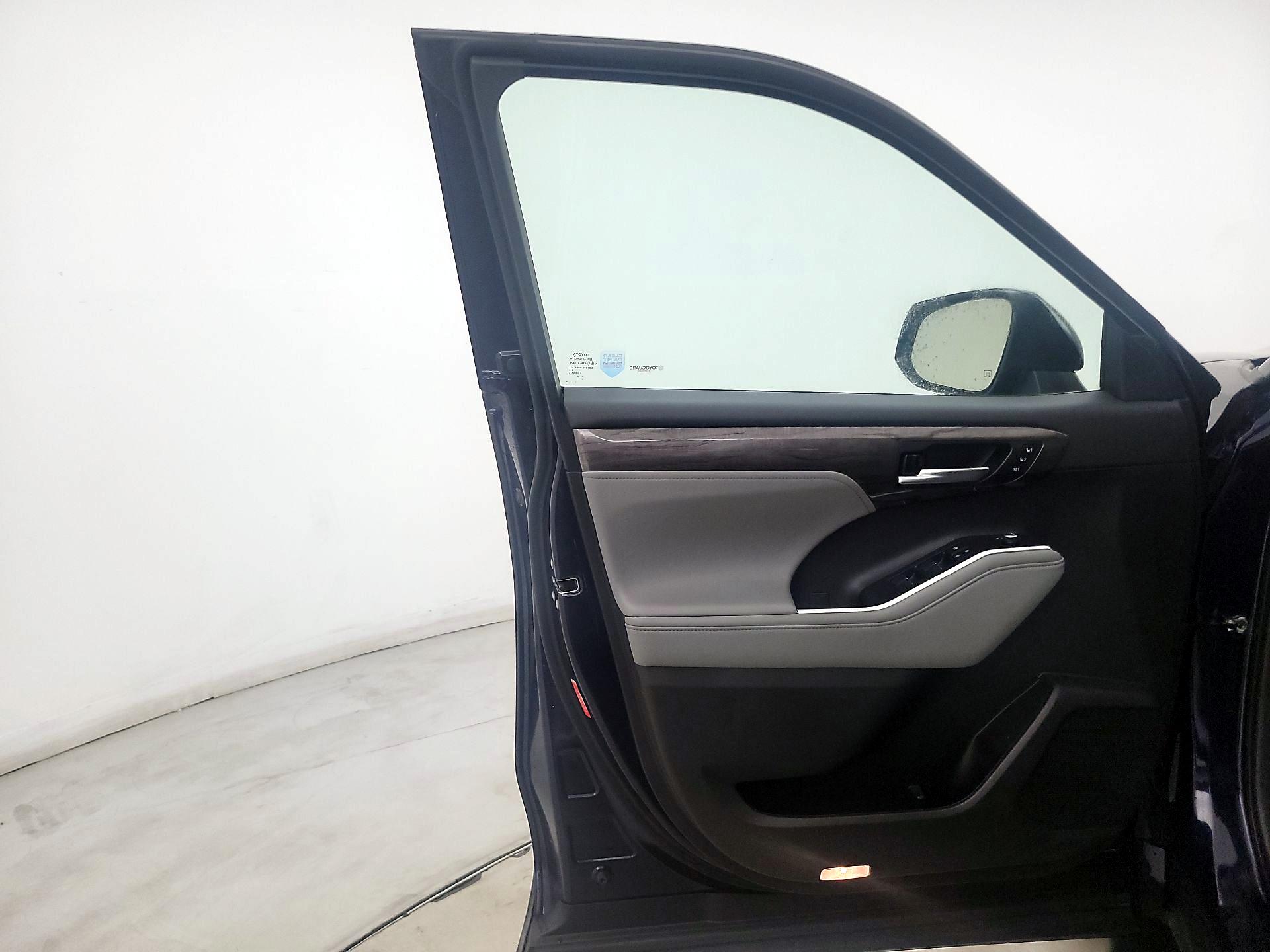 Thumbnail: 2023 Toyota Highlander - 12