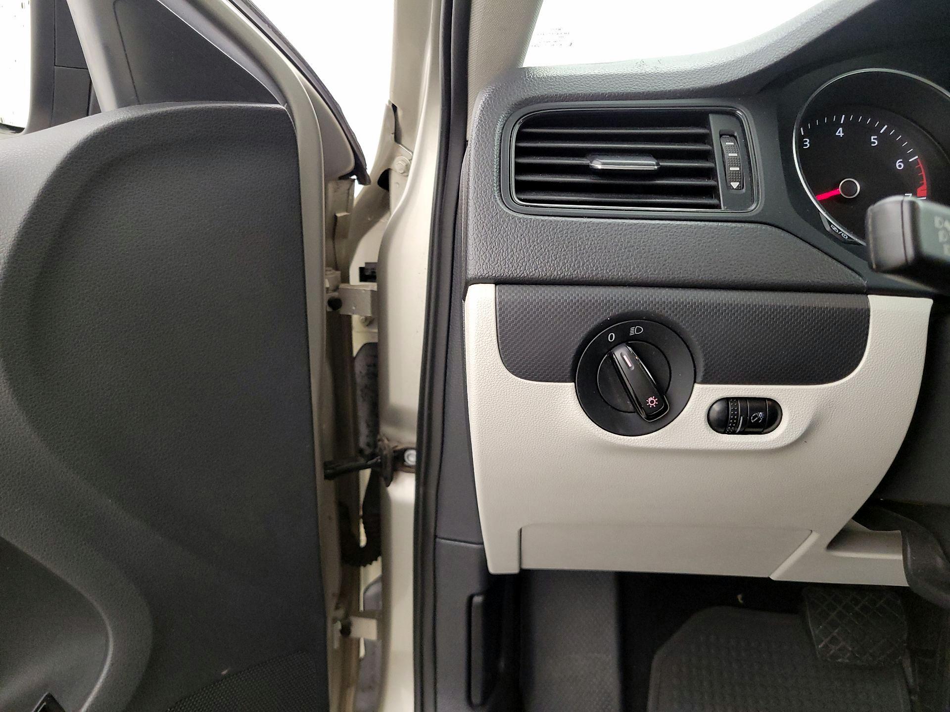 Thumbnail: 2015 Volkswagen Jetta - 13