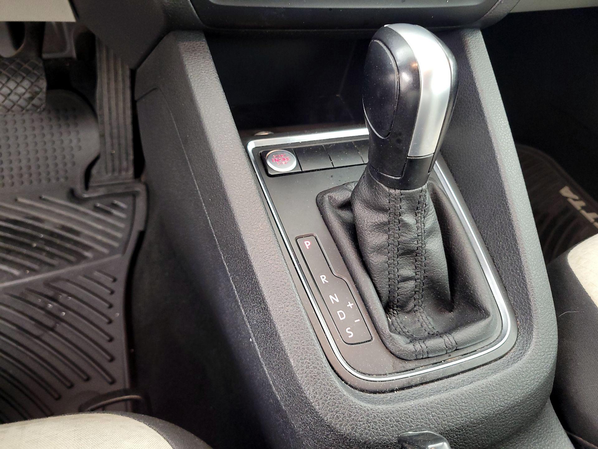 Thumbnail: 2015 Volkswagen Jetta - 17