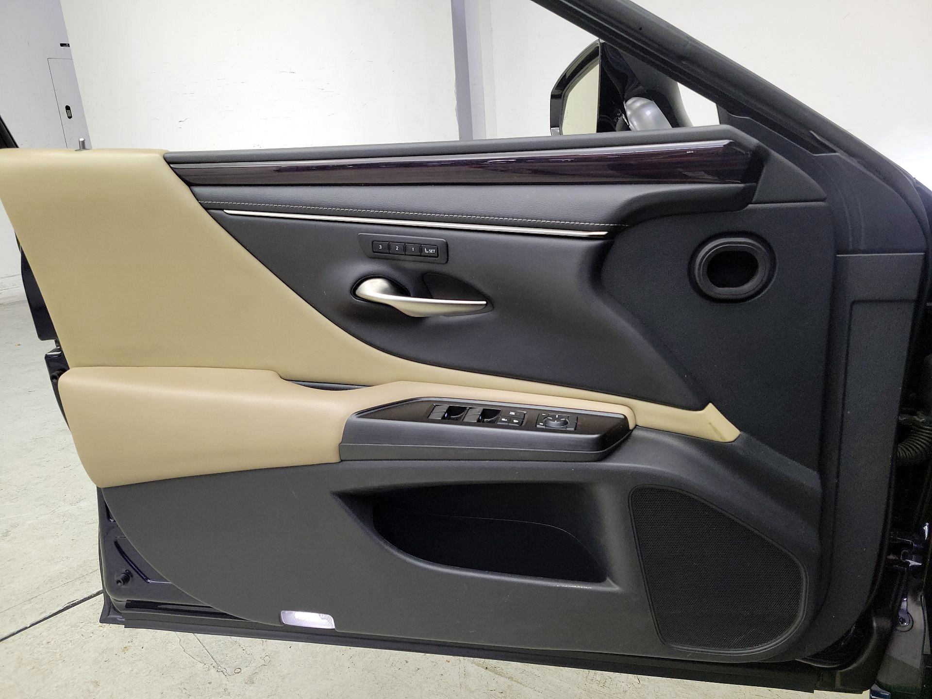 Thumbnail: 2019 Lexus ES - 12