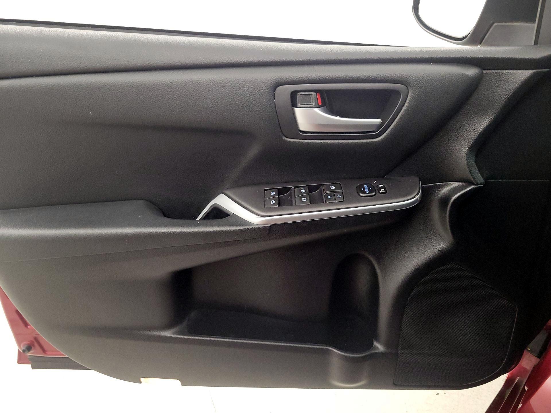 Thumbnail: 2015 Toyota Camry - 12