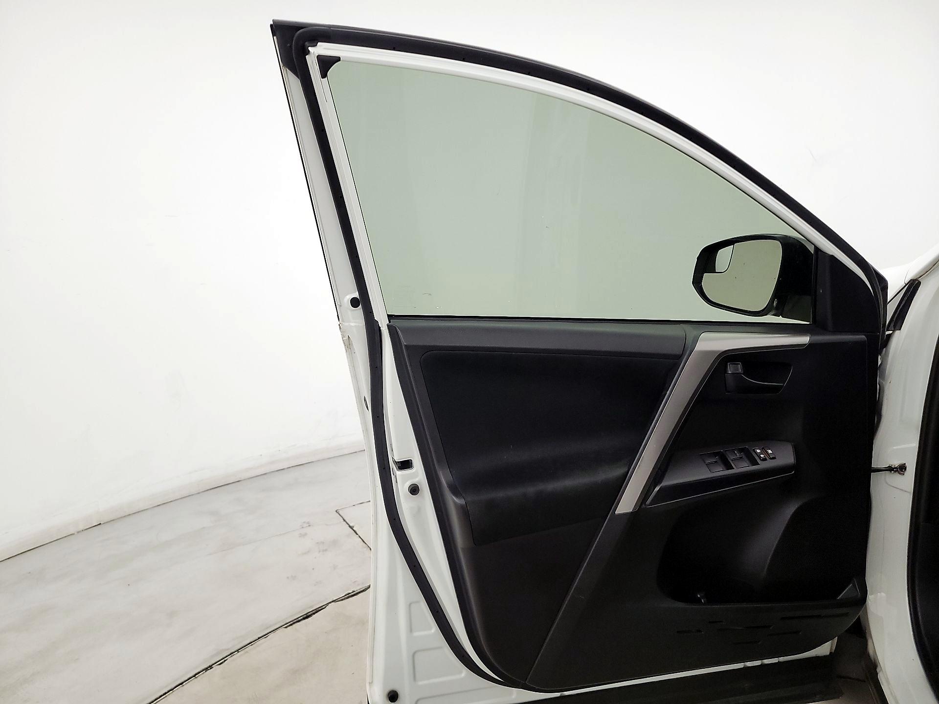 Thumbnail: 2016 Toyota RAV4 - 12