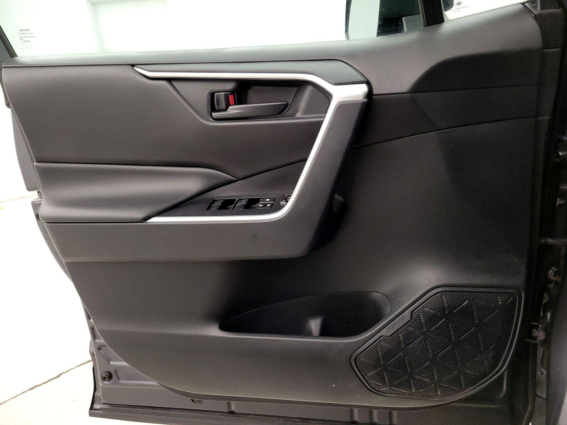 Thumbnail: 2019 Toyota RAV4 - 12