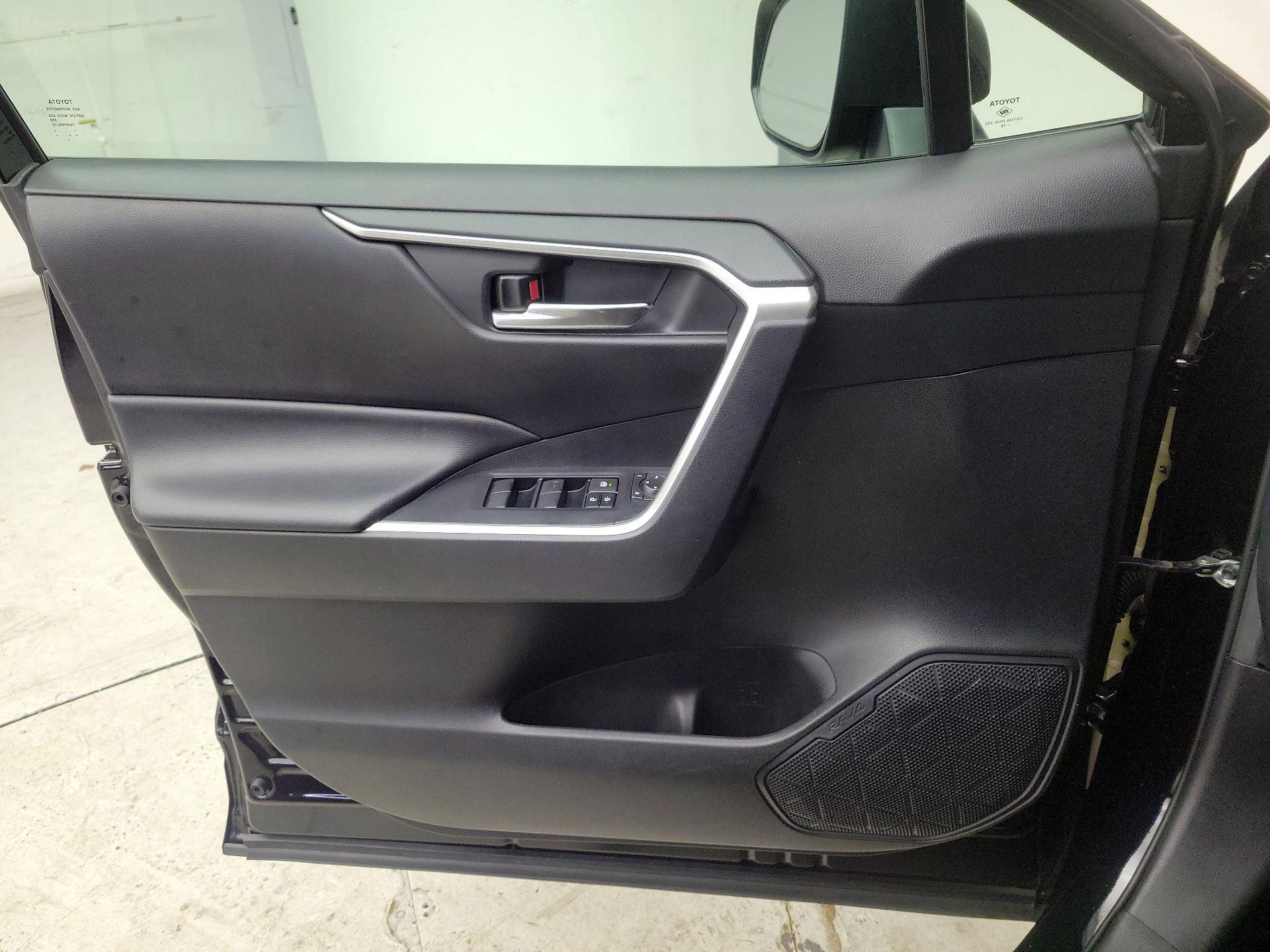 Thumbnail: 2020 Toyota RAV4 - 12