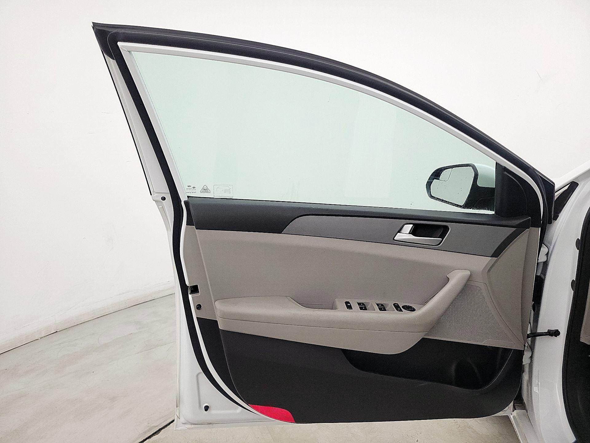 Thumbnail: 2015 Hyundai Sonata - 12