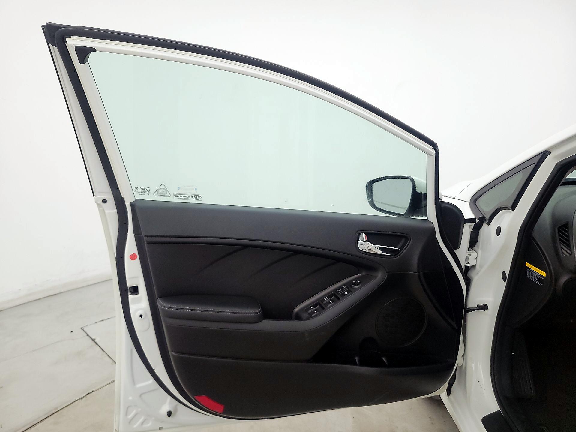 Thumbnail: 2016 Kia Forte - 12