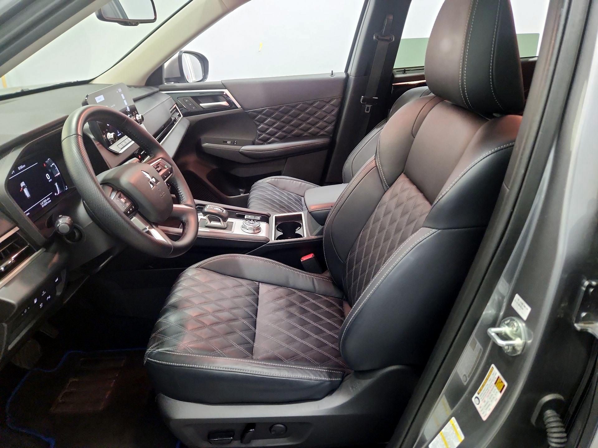 Thumbnail: 2023 Mitsubishi Outlander - 11