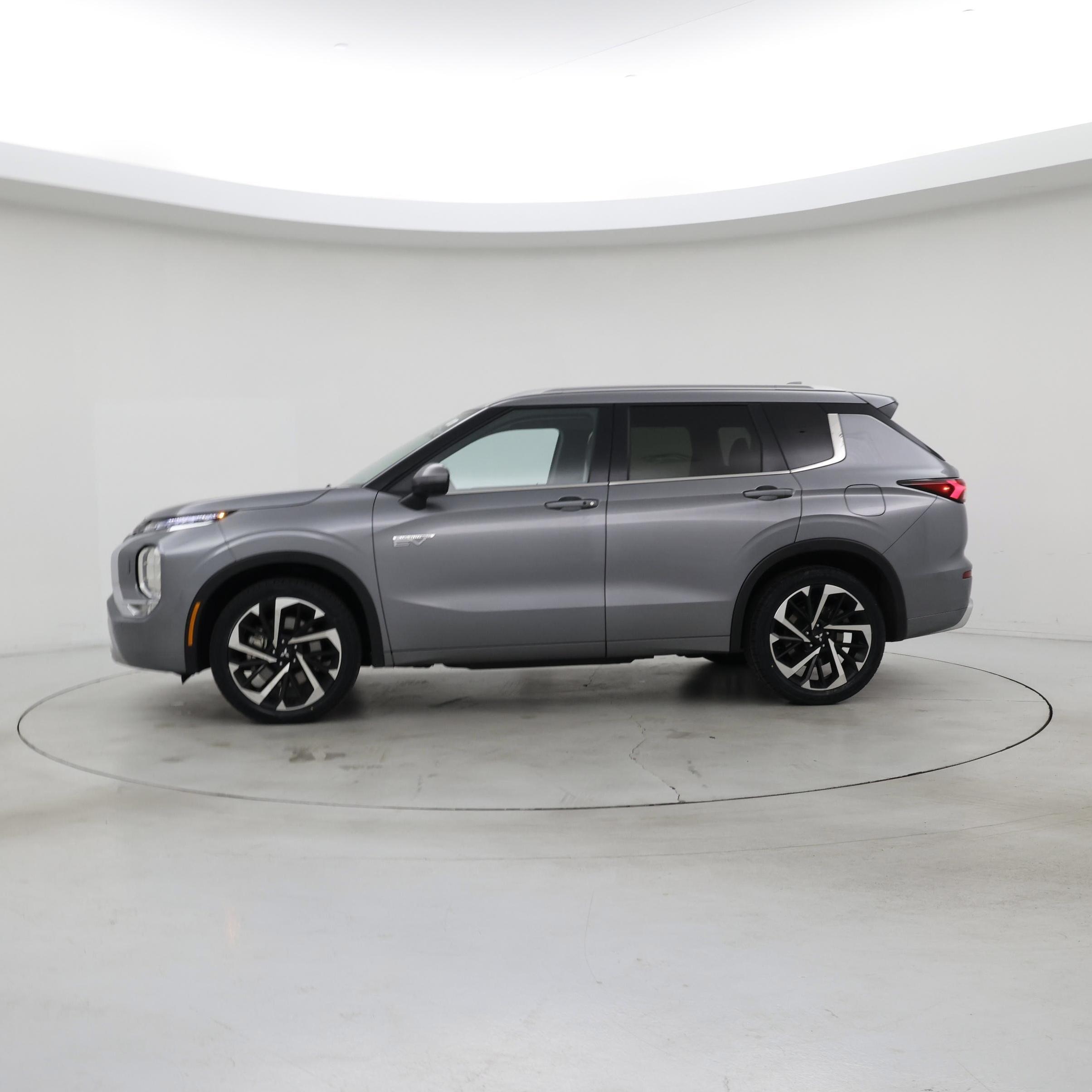 Thumbnail: 2023 Mitsubishi Outlander - 3