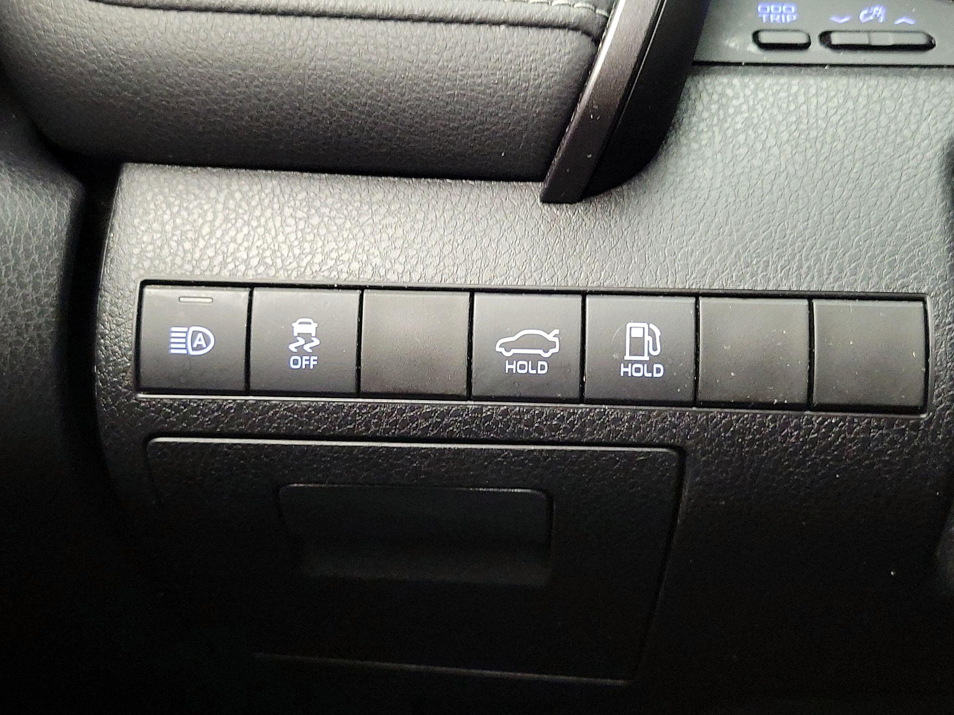 Thumbnail: 2019 Toyota Camry - 13