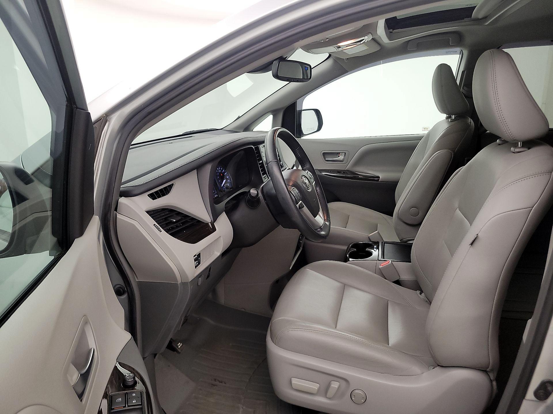 Thumbnail: 2019 Toyota Sienna - 11