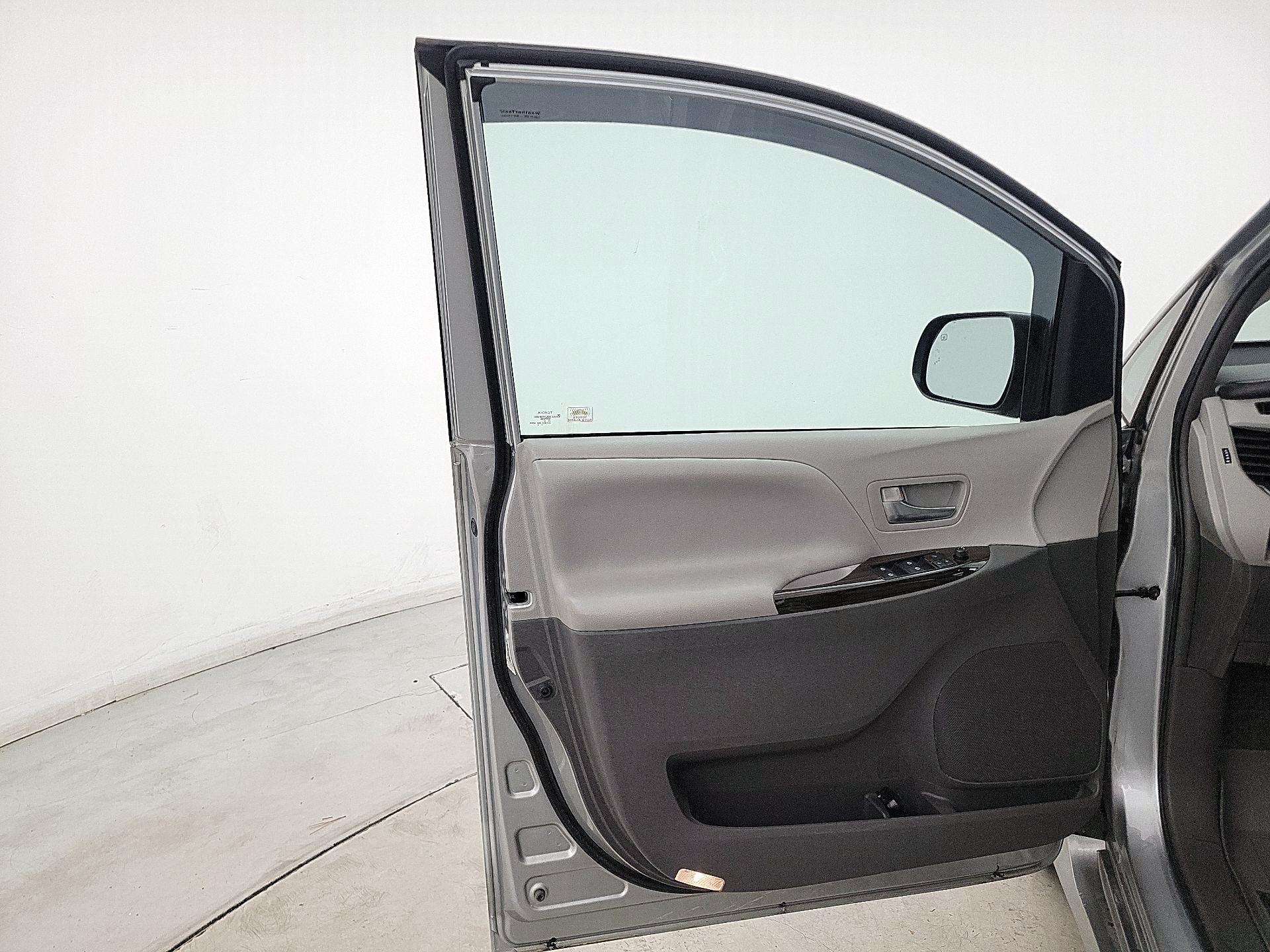 Thumbnail: 2019 Toyota Sienna - 12