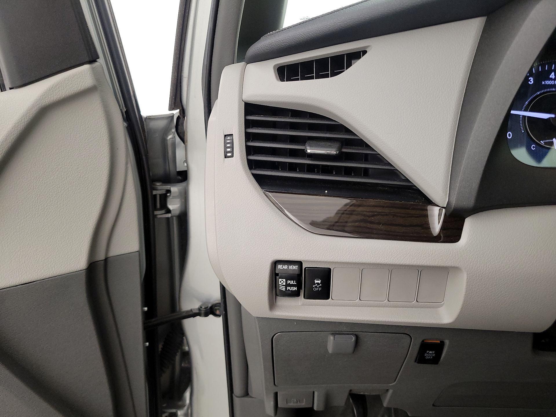 Thumbnail: 2019 Toyota Sienna - 13