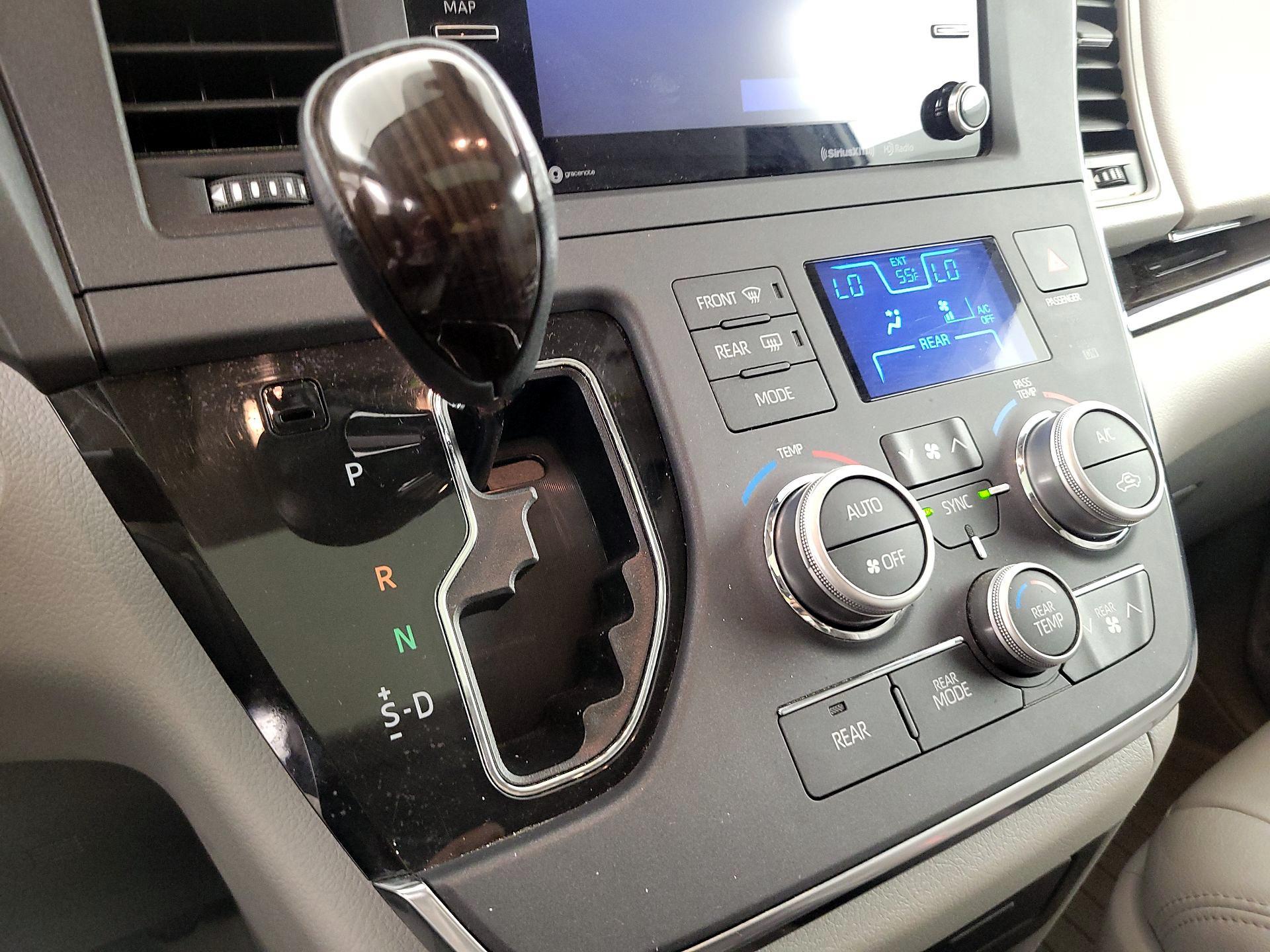 Thumbnail: 2019 Toyota Sienna - 17