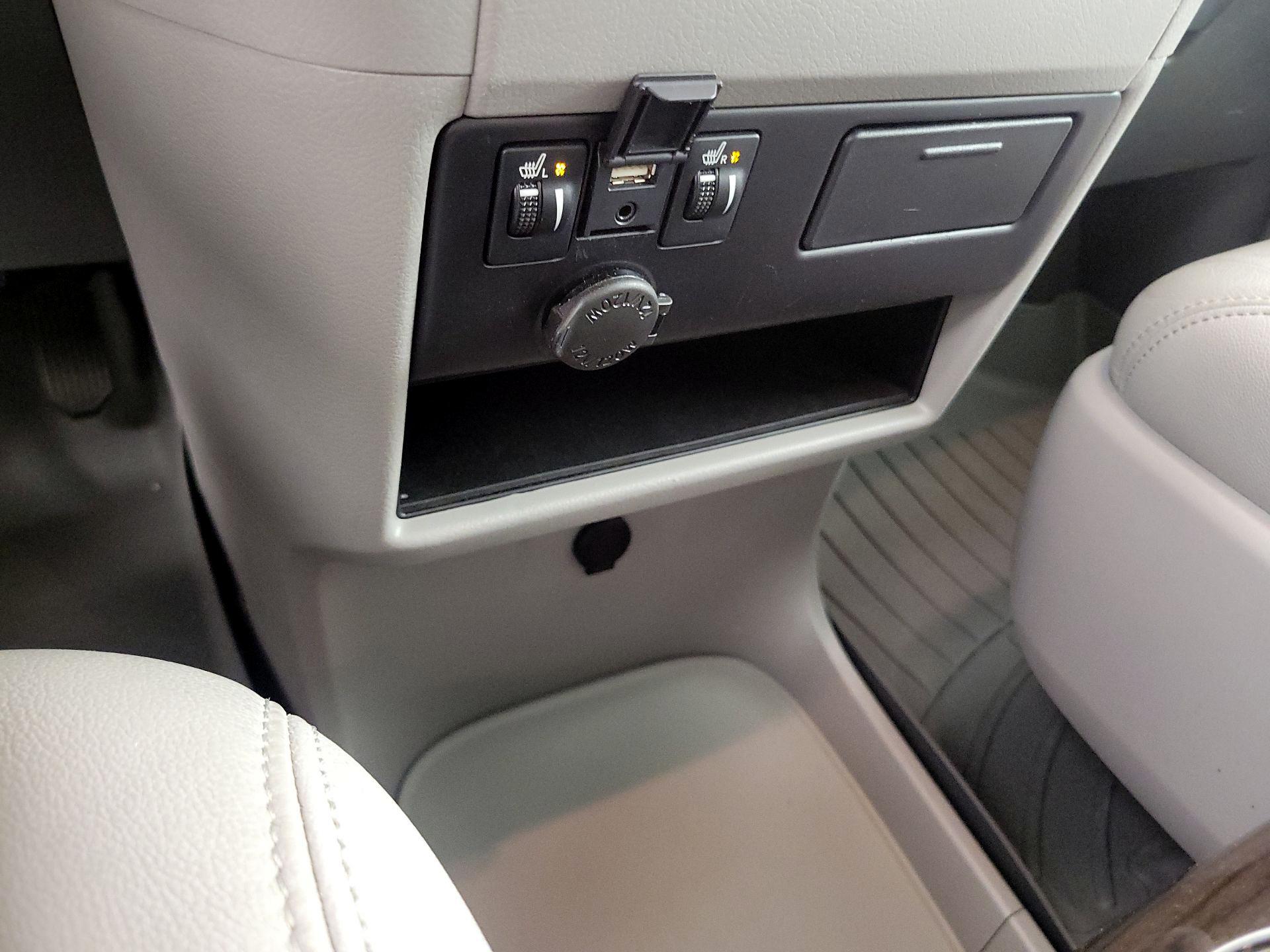 Thumbnail: 2019 Toyota Sienna - 18