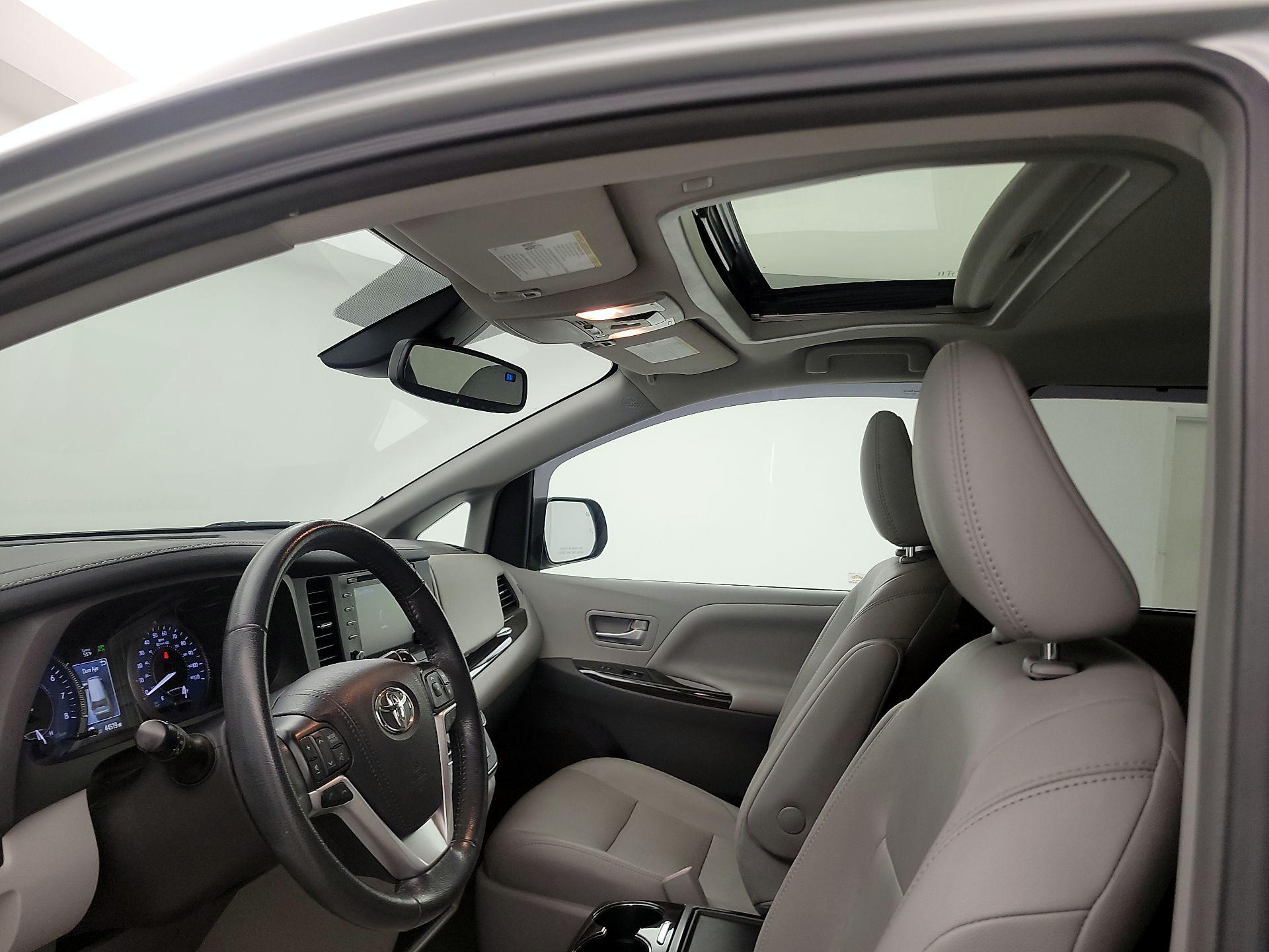 Thumbnail: 2019 Toyota Sienna - 19