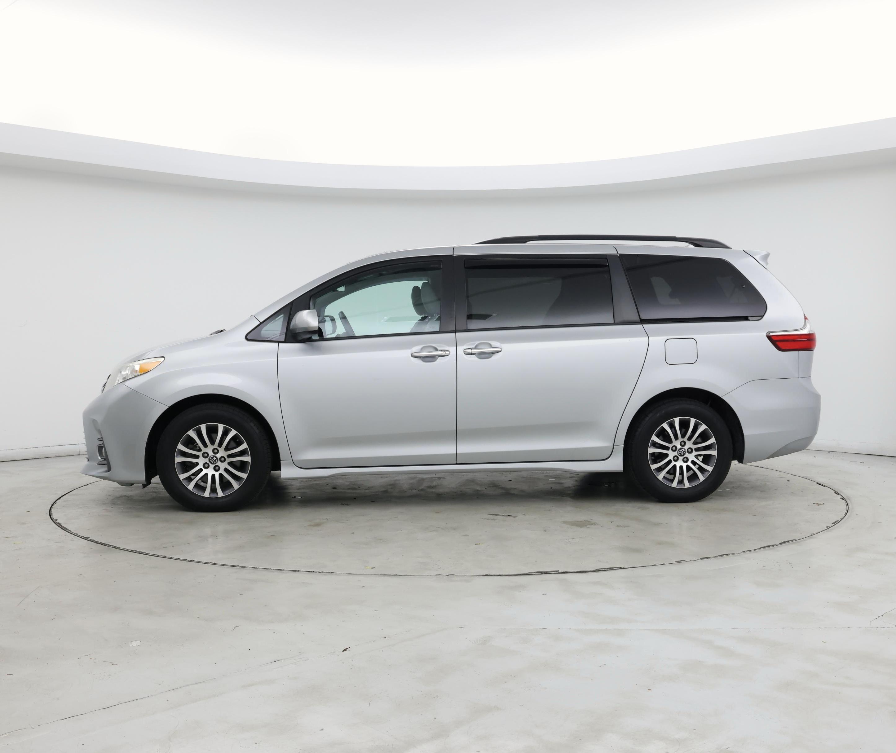 Thumbnail: 2019 Toyota Sienna - 3