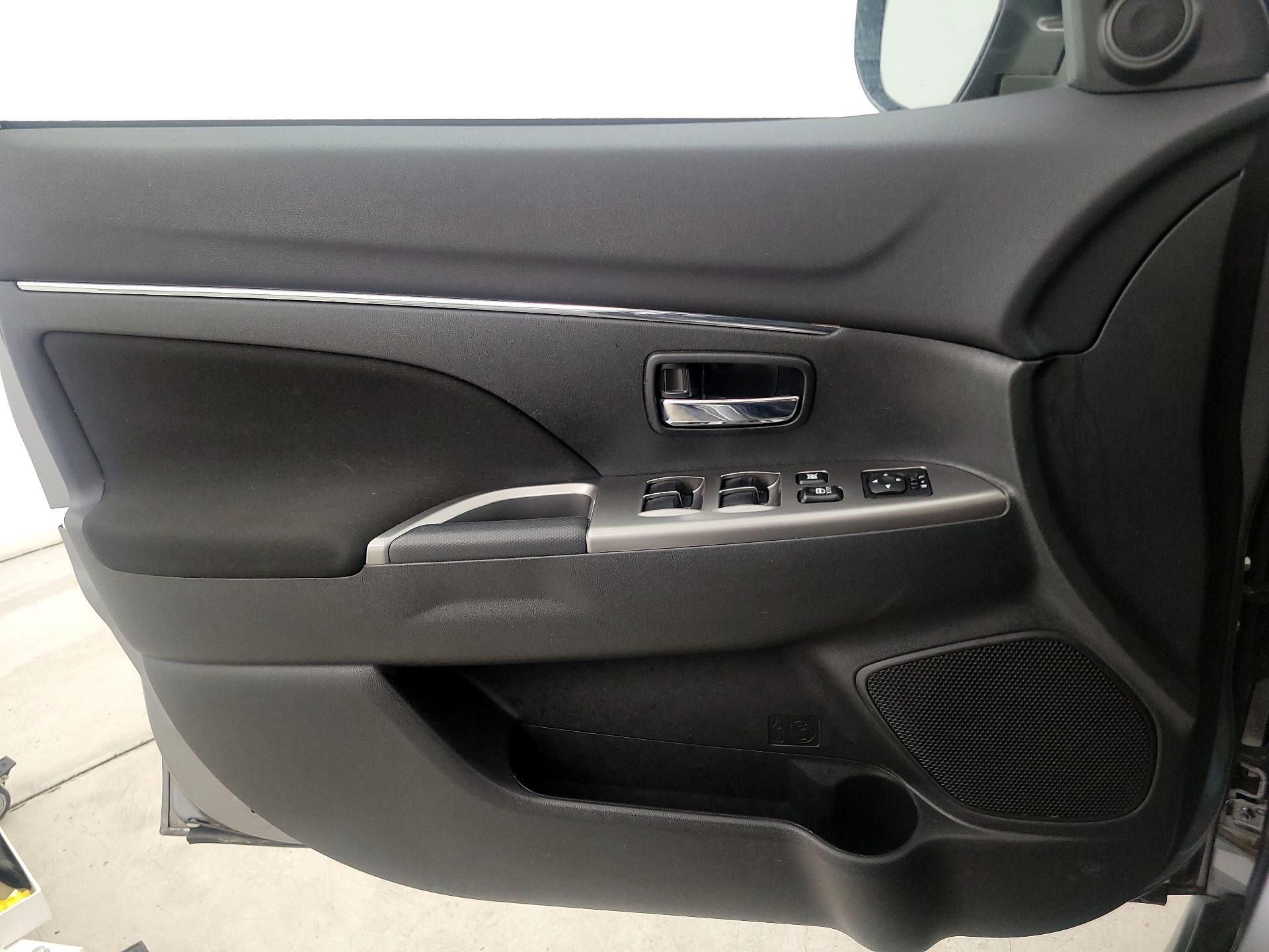 Thumbnail: 2019 Mitsubishi Outlander Sport - 12