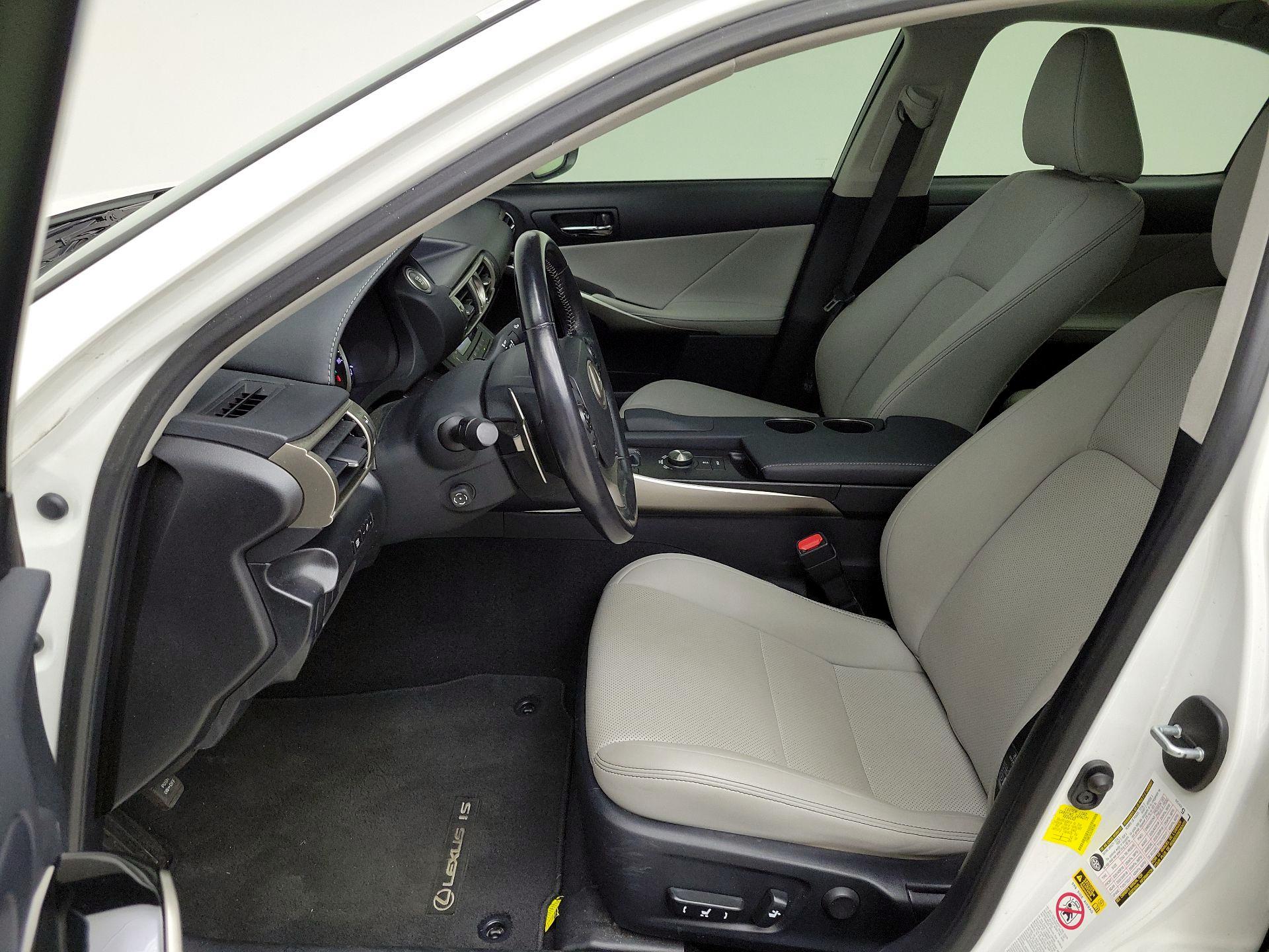 Thumbnail: 2016 Lexus IS - 11