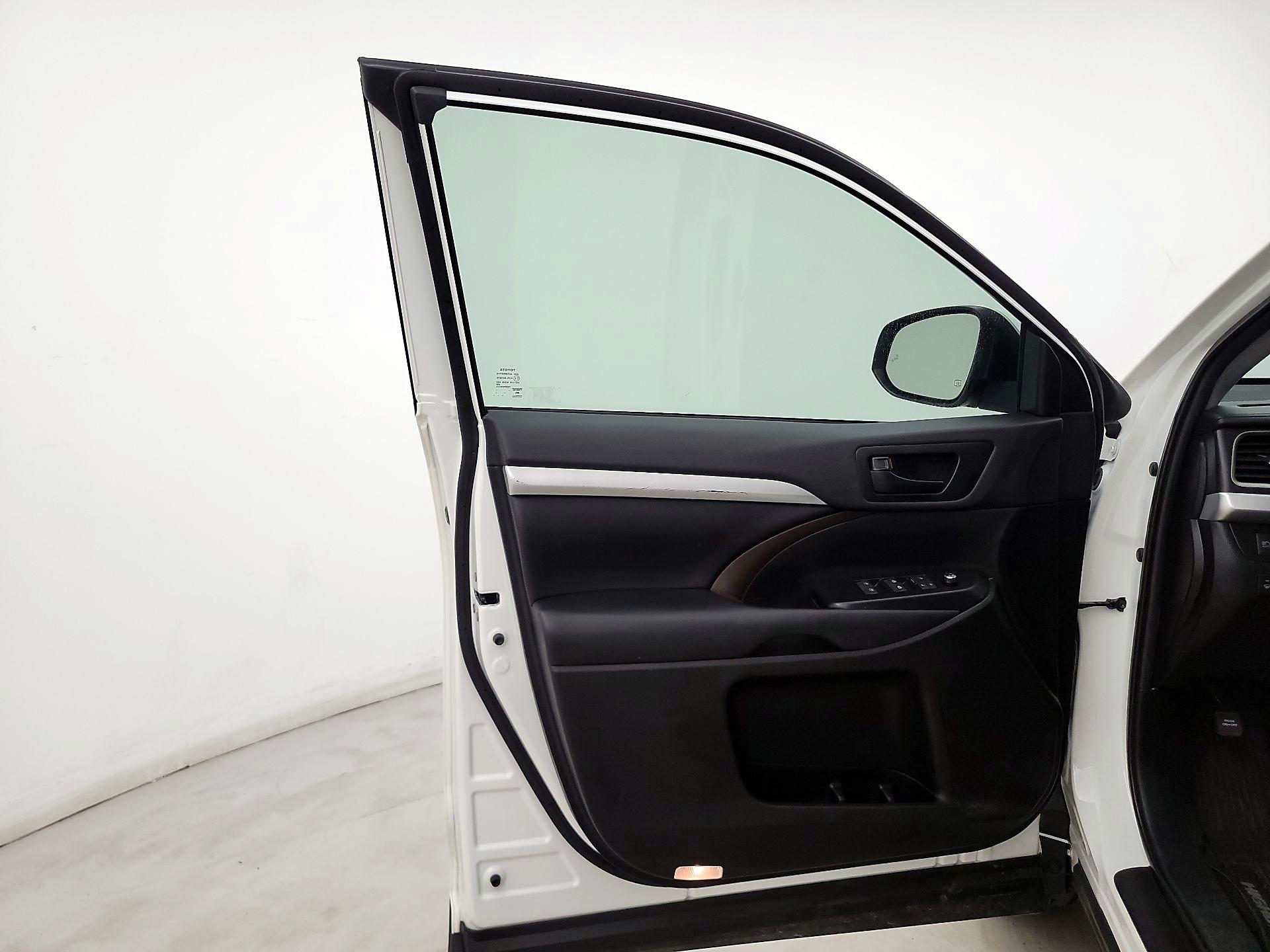 Thumbnail: 2019 Toyota Highlander - 12