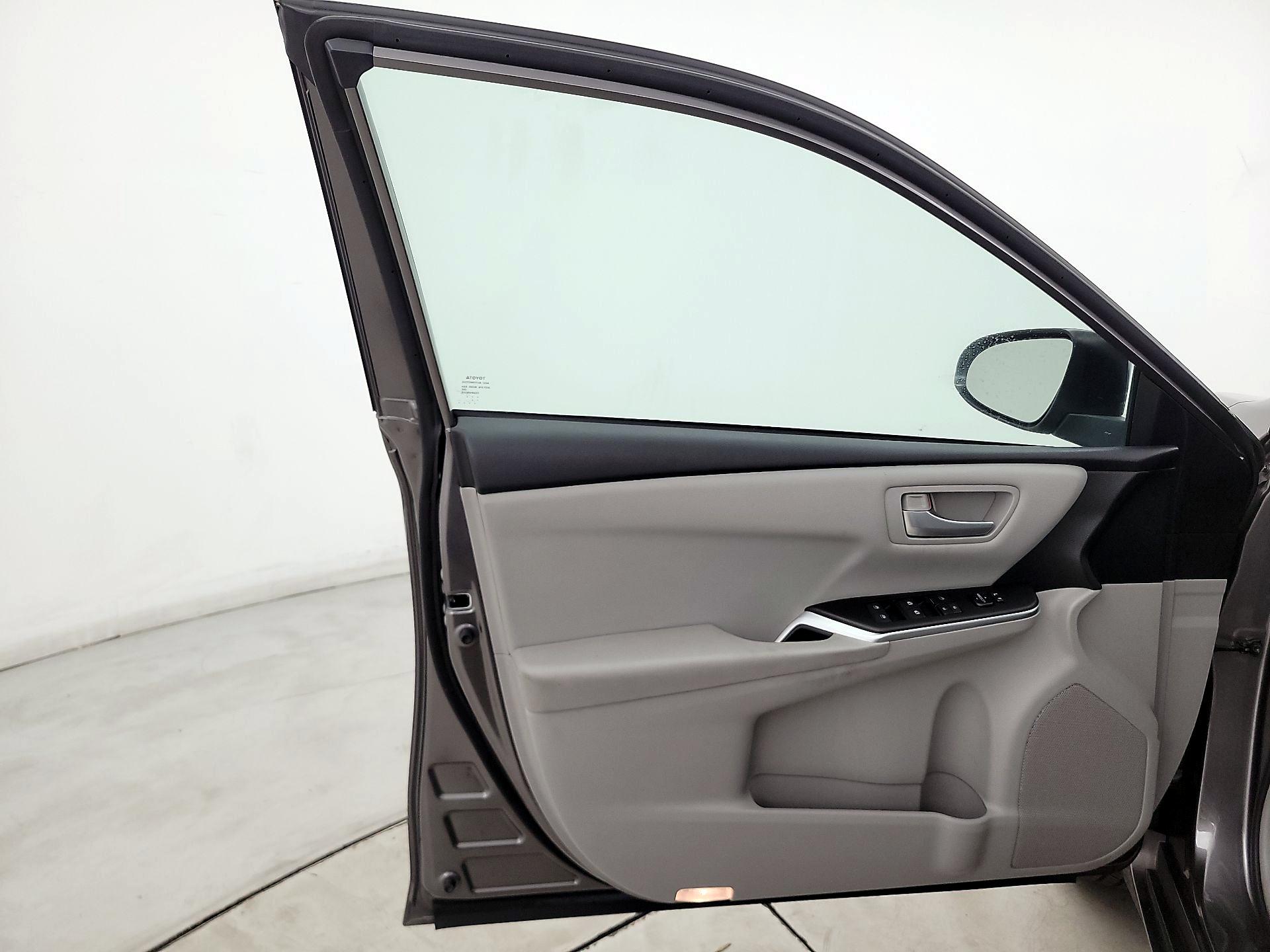 Thumbnail: 2017 Toyota Camry - 12