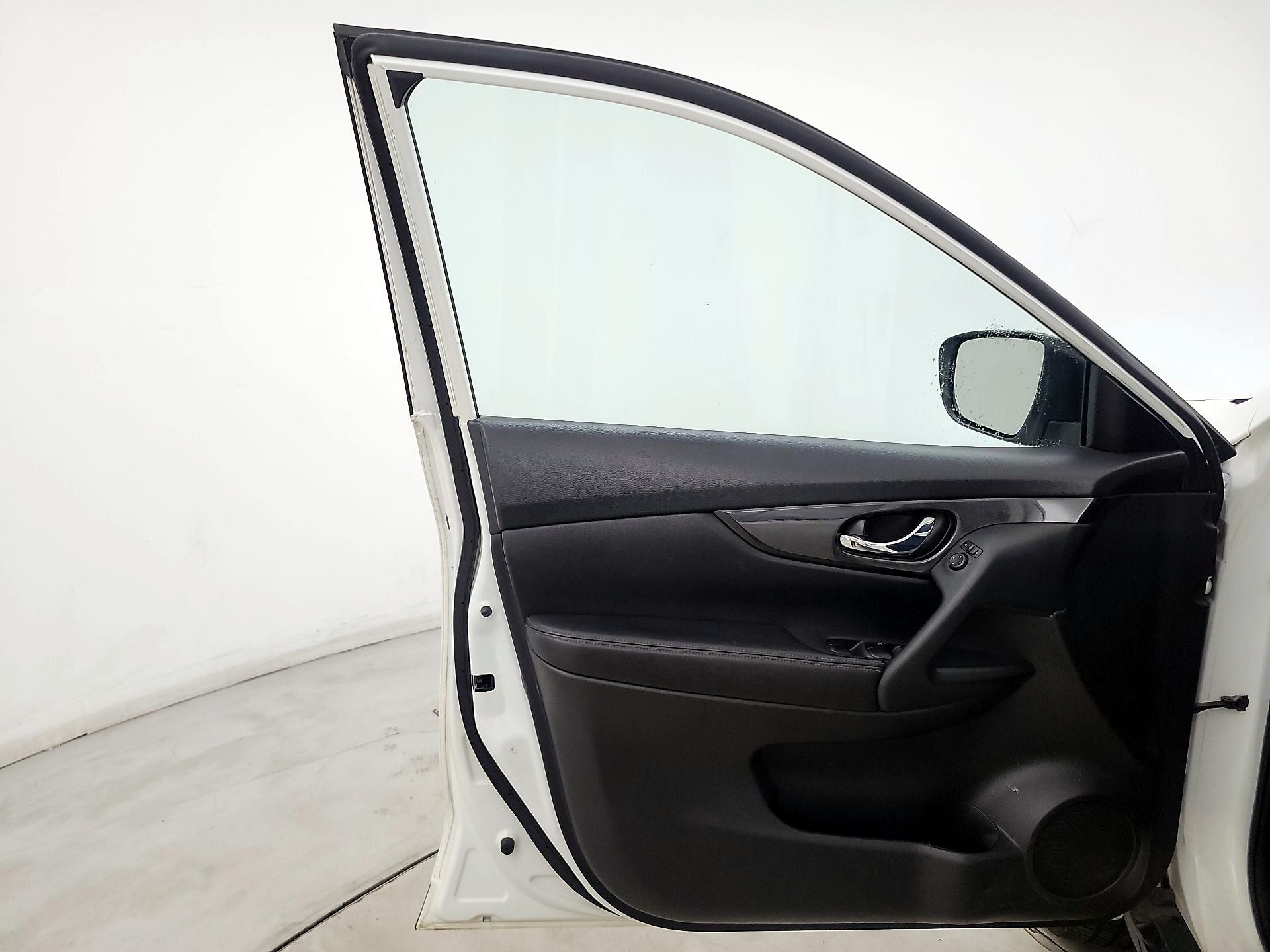 Thumbnail: 2017 Nissan Rogue - 12