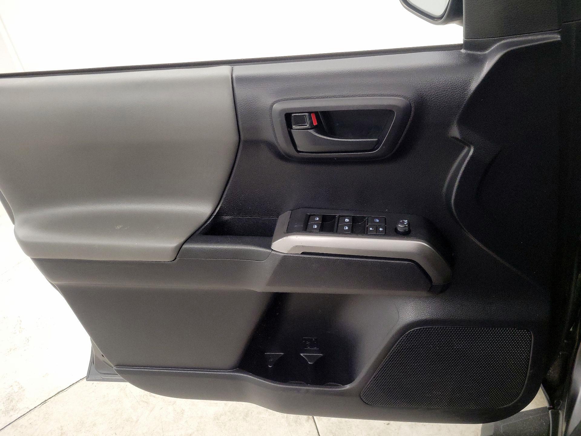 Thumbnail: 2019 Toyota Tacoma - 12