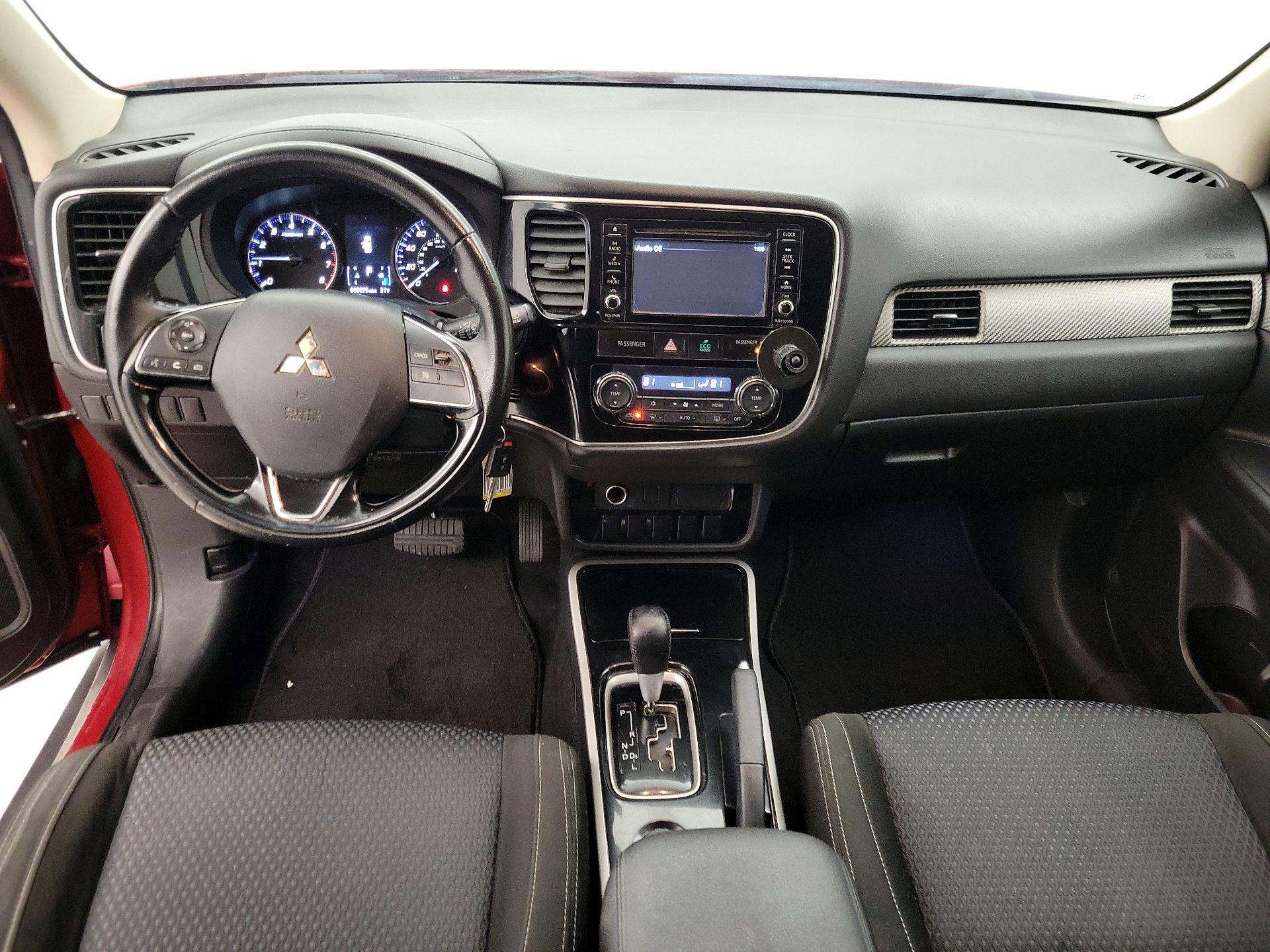 Thumbnail: 2017 Mitsubishi Outlander - 9