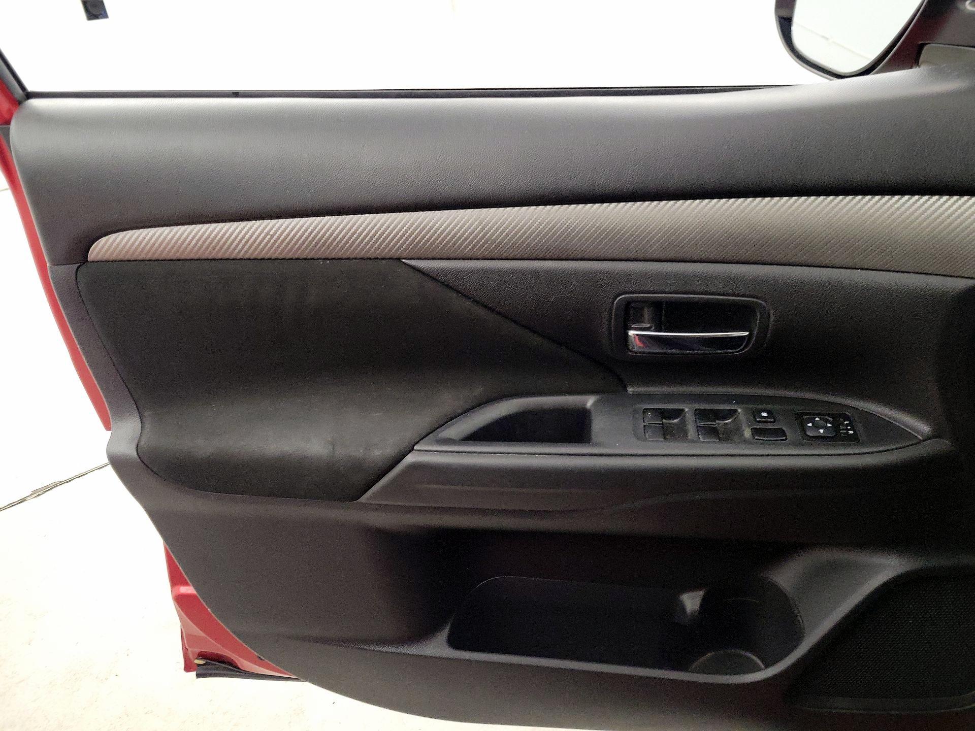 Thumbnail: 2017 Mitsubishi Outlander - 12