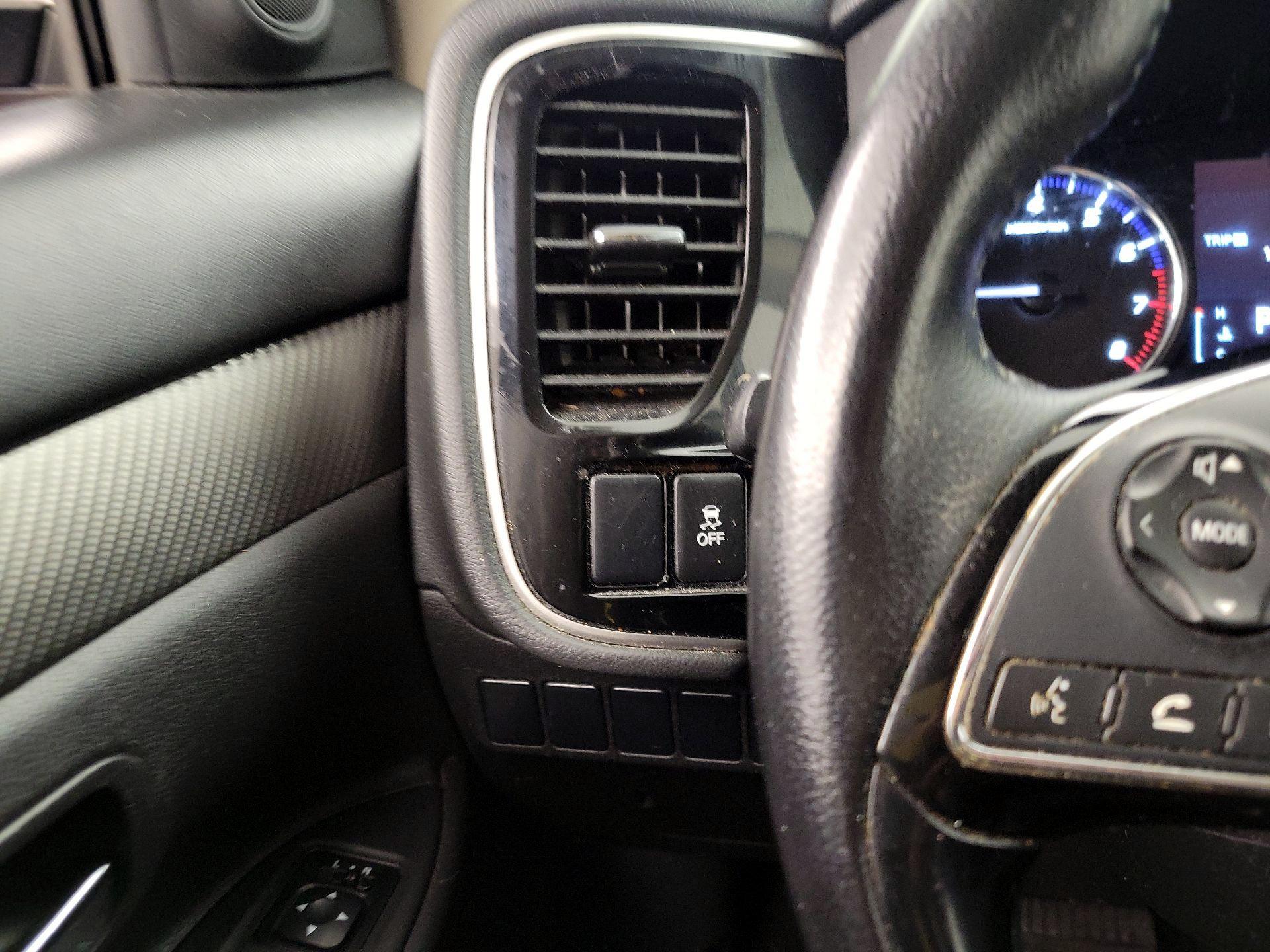 Thumbnail: 2017 Mitsubishi Outlander - 13