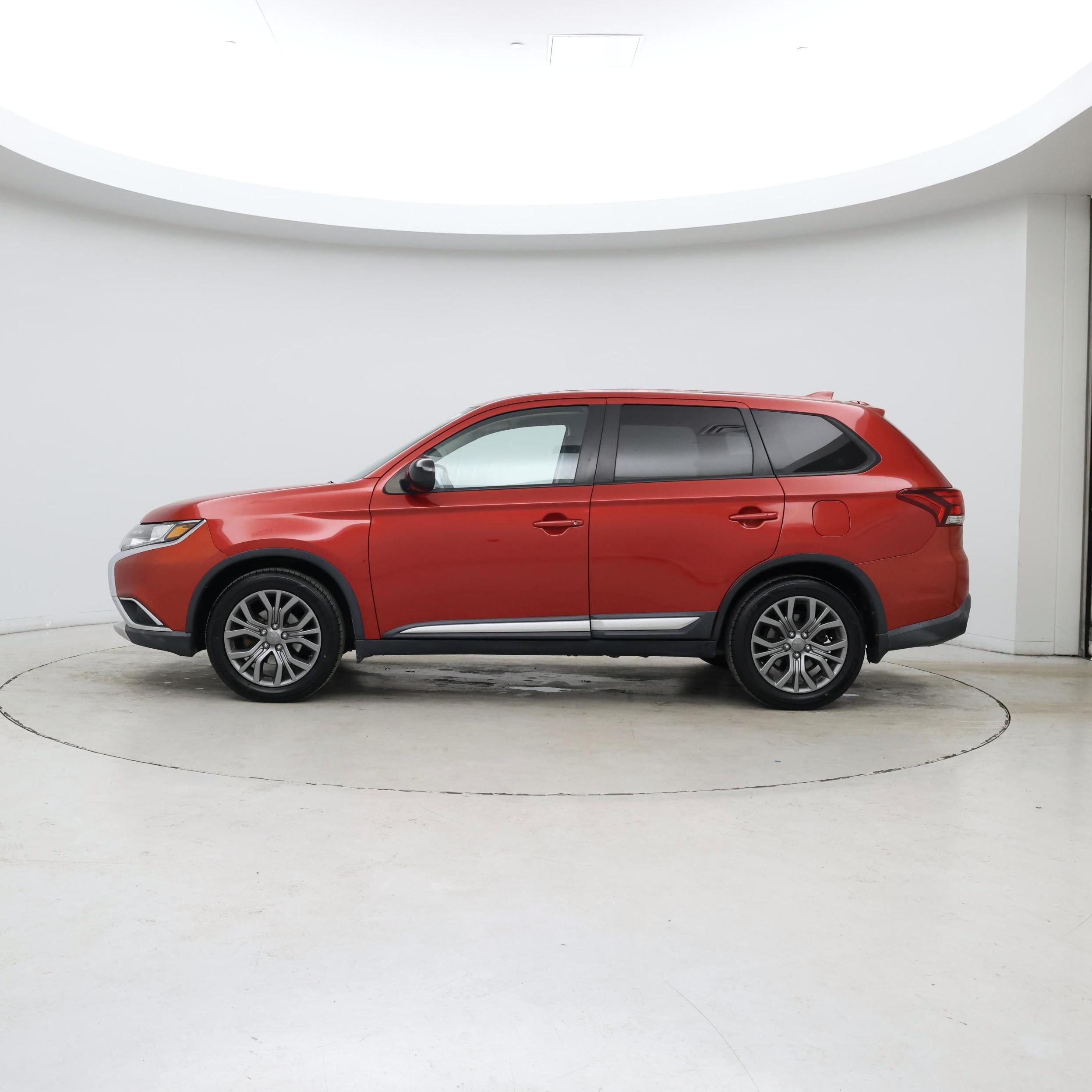 Thumbnail: 2017 Mitsubishi Outlander - 3