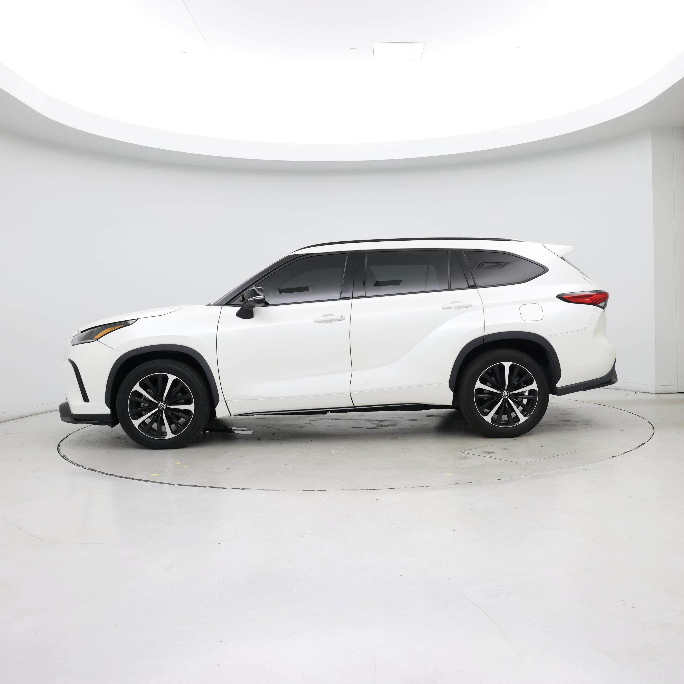 Thumbnail: 2021 Toyota Highlander - 3