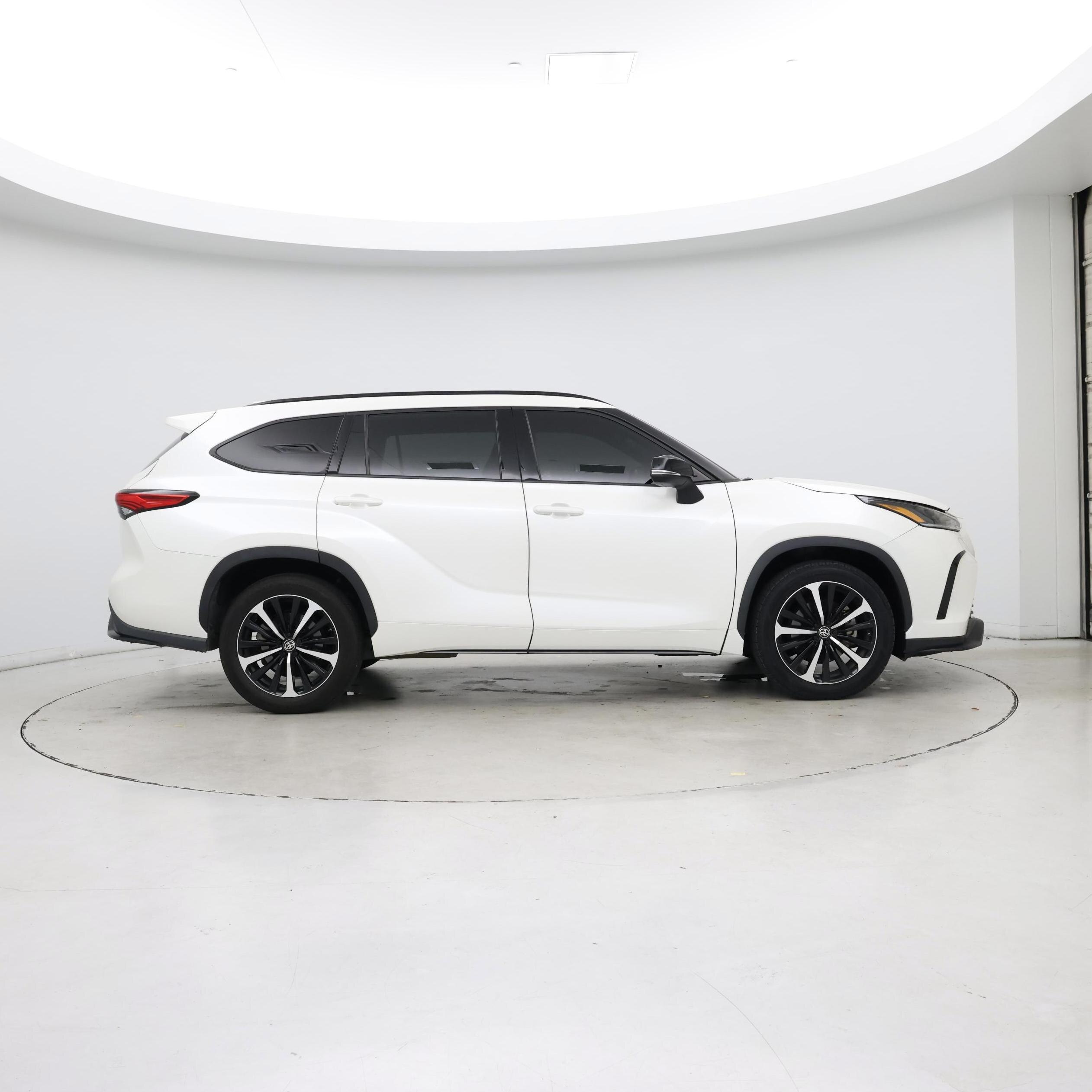Thumbnail: 2021 Toyota Highlander - 7