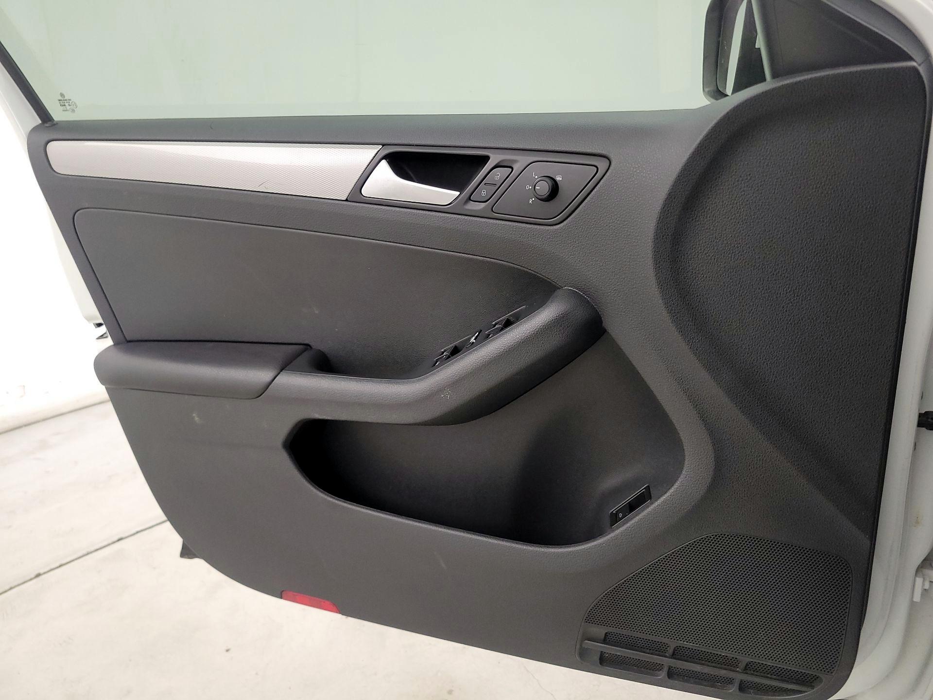 Thumbnail: 2017 Volkswagen Jetta - 12