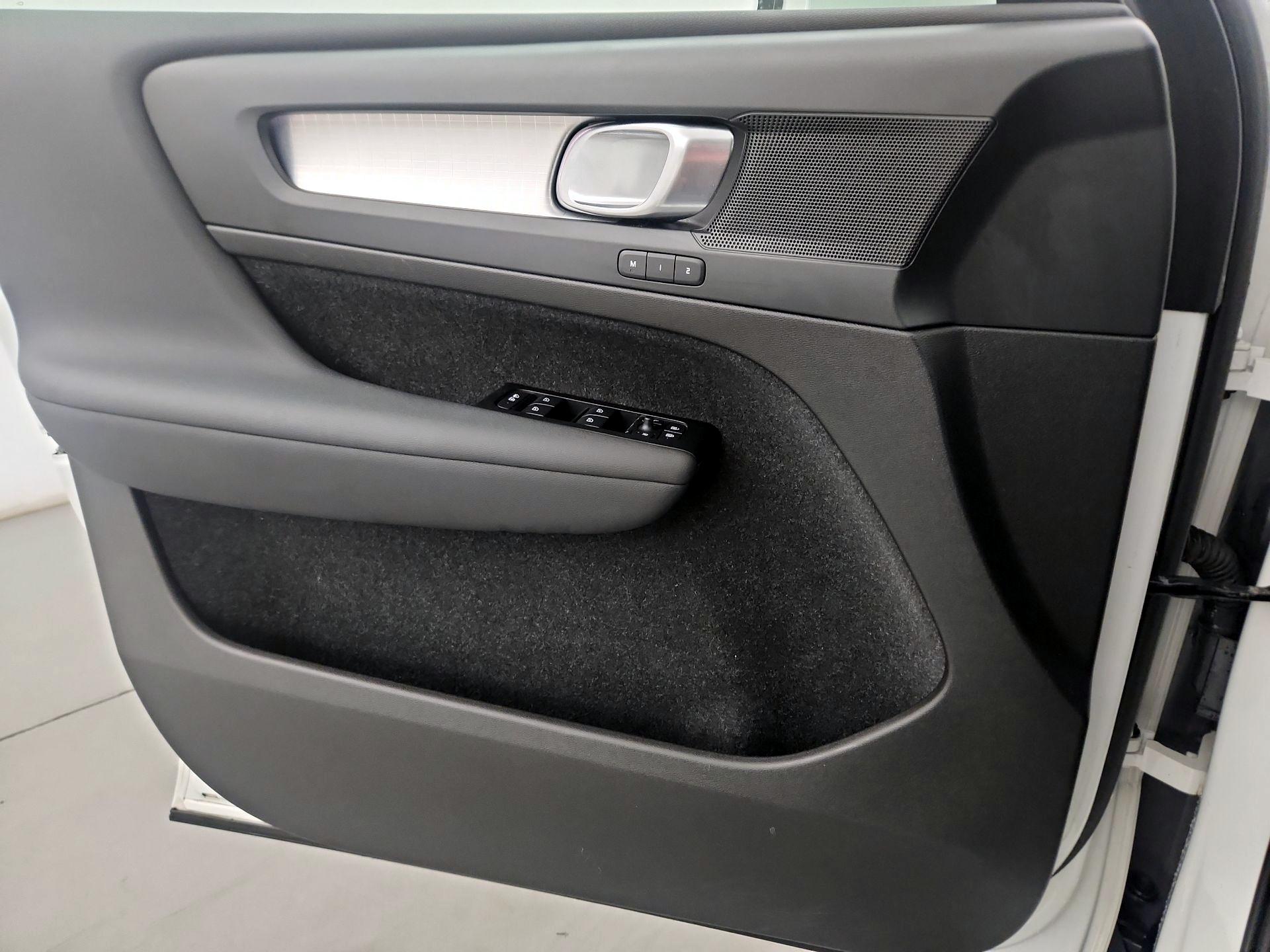 Thumbnail: 2021 Volvo XC40 - 12