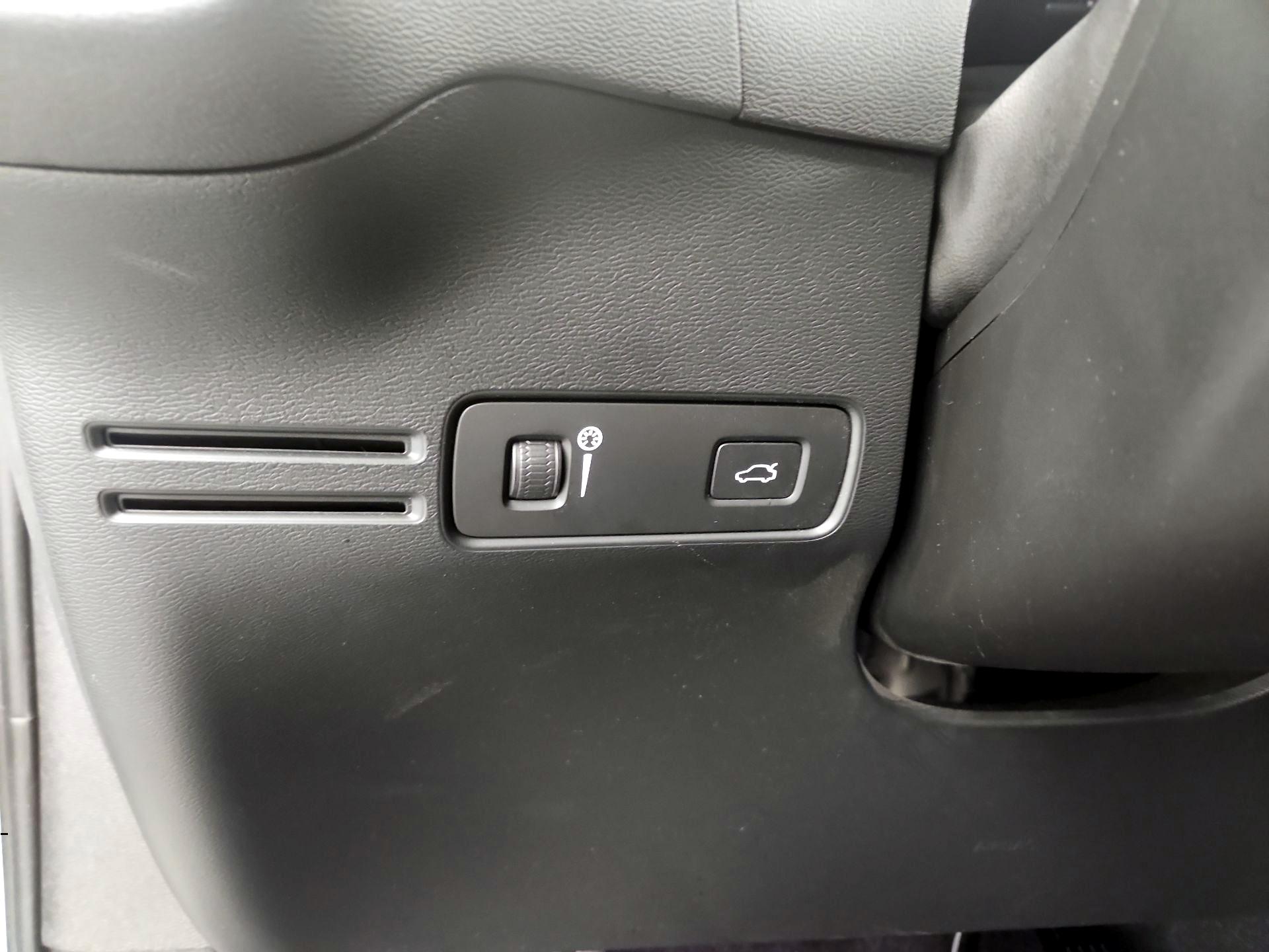 Thumbnail: 2021 Volvo XC40 - 13