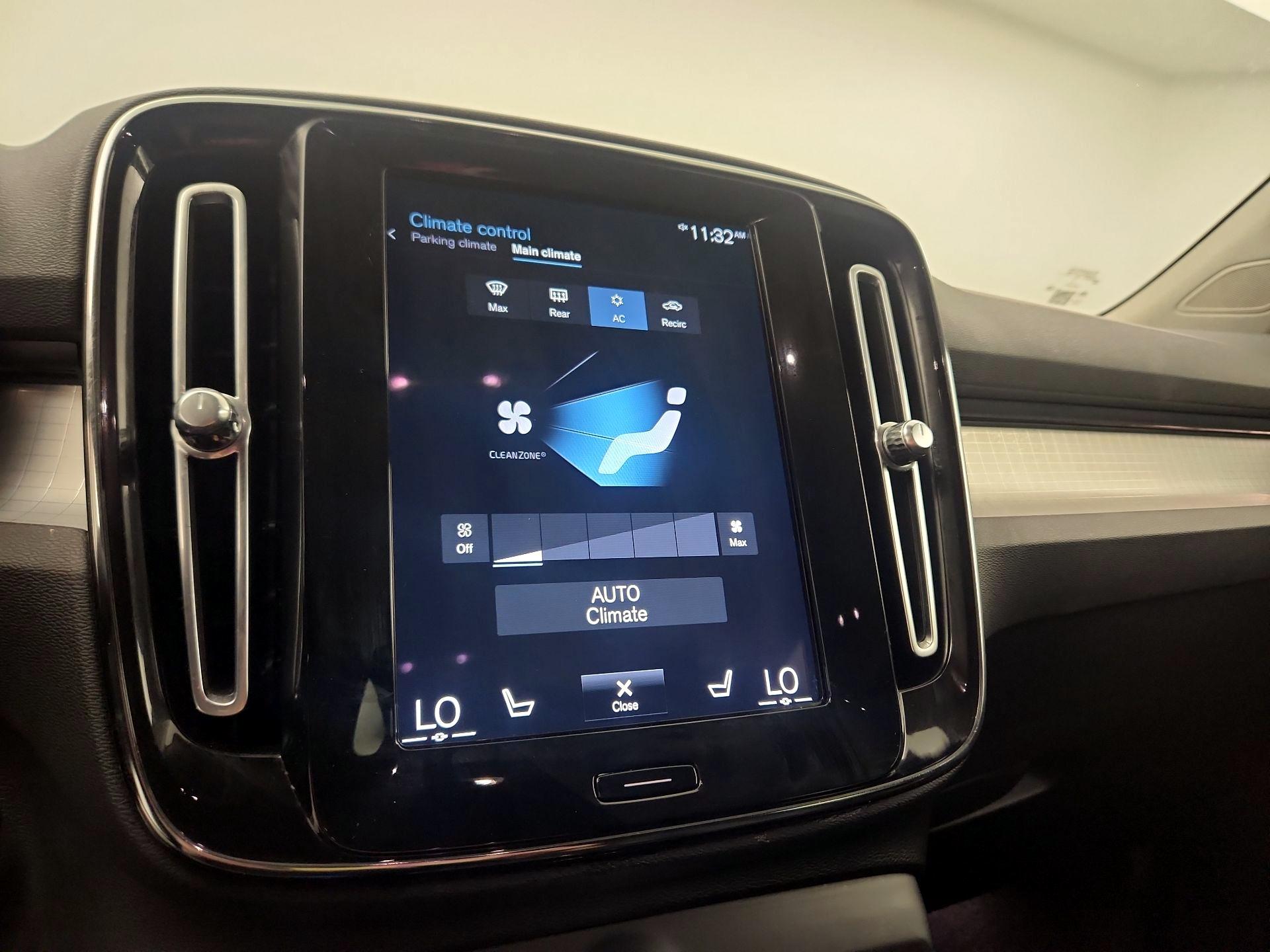 Thumbnail: 2021 Volvo XC40 - 17